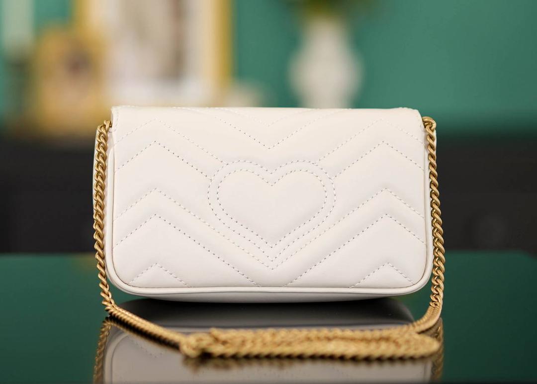 👜Marmont系列肩背包经典款 白色 mini16.5cm💕 （原厂皮 全铜五金） 正品售价,500 GG家的招牌款 原厂牛皮搭配经典的双G扣，复古做旧风格 一只超可爱的小奶油~喜欢小包入它准没错 官方款号 476433 尺寸小号：21x12x5cm 尺寸迷你：16.5x10x5cm