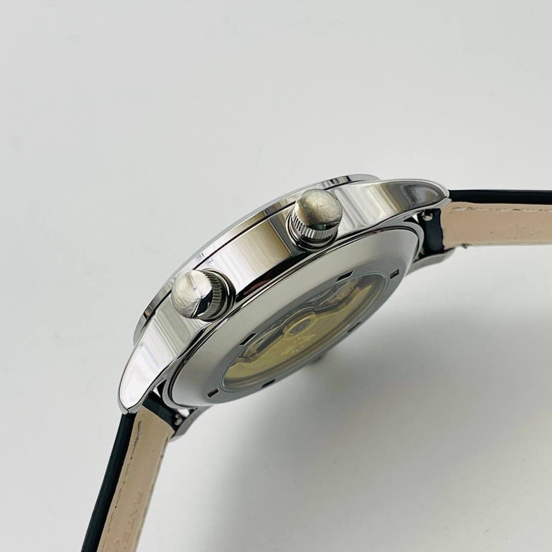 市场最高版本 百达翡丽双时区功能ref.5524 Calatrava飞行家旅行时间腕表系列惊艳登场！细节方面： 3⃣️【功能】5524系列为二十四小时制时间腕表，六位同正品一致是日历，中心大秒针底部则为双时区时间显示 与正品一致。 4⃣️【机芯】复刻原版324SC FUS机芯、自动上链装置适合每天佩戴，从背部蓝宝石透视底看能让你一览无遗尽收眼底。一只最实用的商旅手表于焉诞生。 5⃣️【表带集表扣】扣子使用与原装一致的三角型针扣，佩戴方便，与表壳相呼应，展现此腕表的整体美学。搭配蓝色皮表带，并以米色缝线装点，质感舒适，牛皮也让整款腕表更有复古味道。