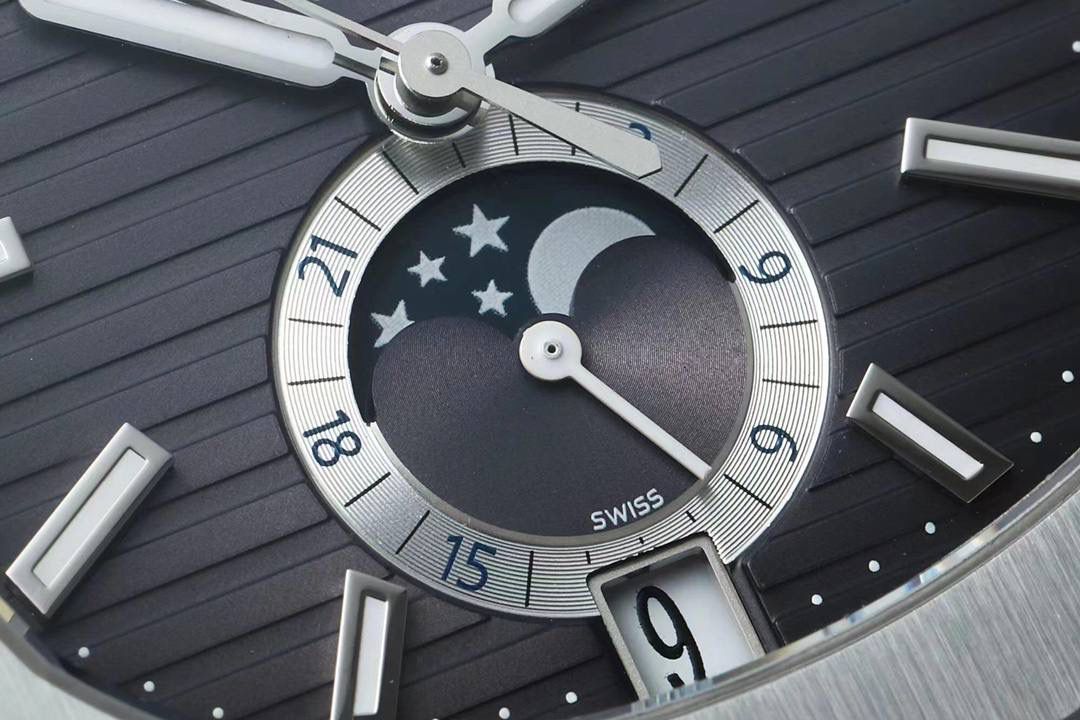 新晋 “钢王”百达翡丽Ref.5726/1A Nautilus系列年历腕表正式上位！鹦鹉螺全系列一贯设计的旋窗造型表壳，PPF与正品工艺一致的采用锻纹修饰和抛光工艺处理构成鲜明对比，1:1还原了正品每个细节。盘面深邃蓝色并装饰有水平横纹浮雕图案颜色从中央向四周扩散，星期月份双视窗和日期窗黑字白底辨识度高，24小时显示盘附带月相十分高雅，整体给人的感觉是独特又优雅，是最美的鹦鹉螺之一。背面蓝宝石镜面，搭载PPF独家研发的324S QA LU 24H/303自动一体机械机芯，21K的大金陀让上链效率更高，红宝石轴承日内瓦纹下方的鱼鳞纹精致无比，机芯打磨依旧是业内标杆级别。作为PPF首款年历腕表能正确辨别出大小月，每年只需要在3月1日调节一次日期即可。