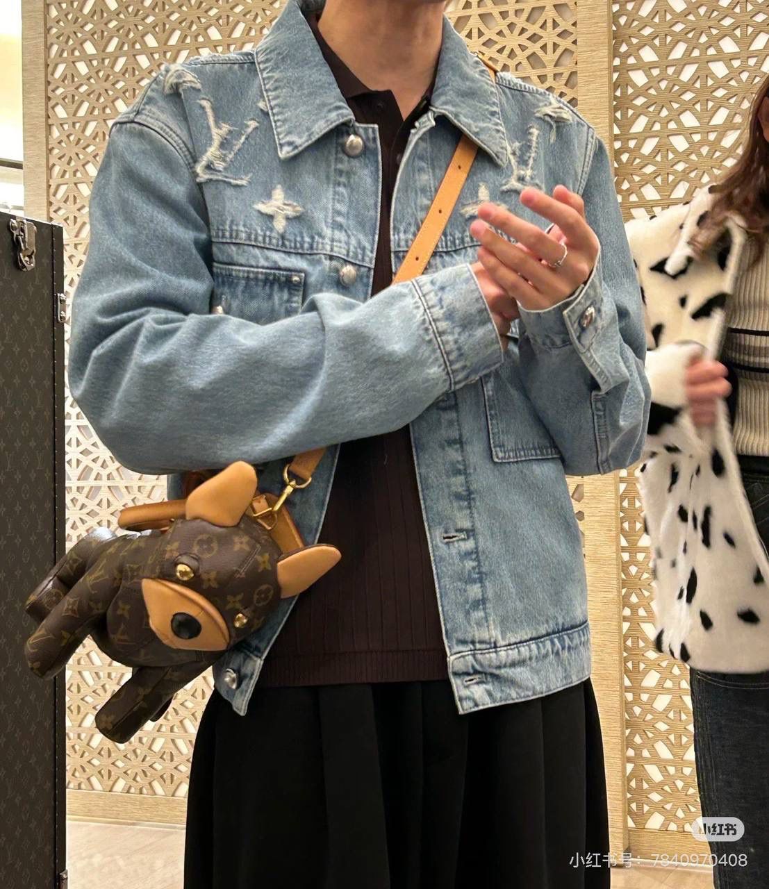 LV法斗包👜✨ 今天约个不一样的包背背吧！ LV25男士早春新款——PoochBag狗狗包 这一季的配色那叫一个洋气，最出圈的就是王鹤棣拿的这支PoochBag，惟妙惟肖的小狗包包，这个设计太🉑了，不管是爱包人士，还是喜欢收集公仔的，都会喜欢，往怀里一抱，时髦又洋气，俏皮又酷酷的，妥妥的凹造型神器😍 尺寸：28 x 19 x 18 厘米