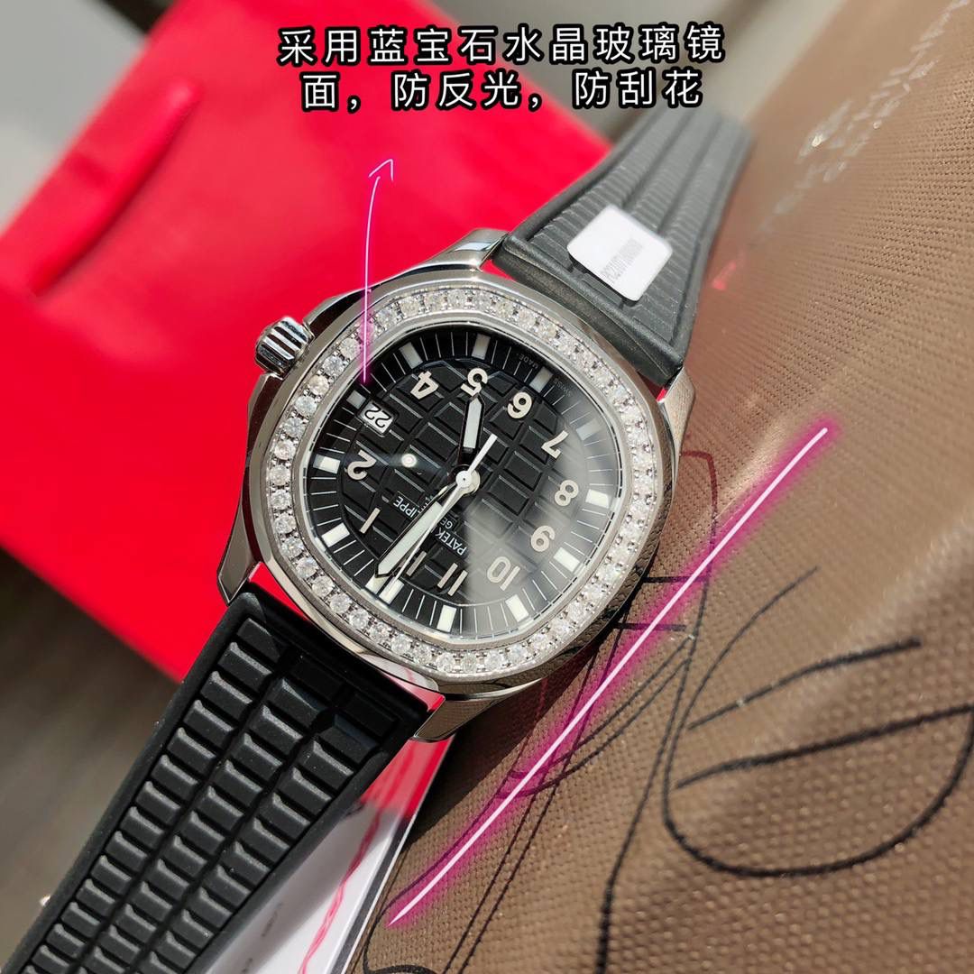 细节实拍‼️百达翡丽AQUANAUT 搭载原装瑞士石英机芯 。由100个零部件组成的一颗小而强大的内脏。真正做到零返修零误差！表盘设计也颇为独特，个性的浮雕表盘，精致立体字块。整个手表看起来立体感 高级感十足！玻璃采用蓝宝石超强硬度水晶玻璃。防反光 防刮花。进口热带复合材料橡胶表带，佩戴极为舒适贴手，适合各种手腕。搭配原装蝴蝶表扣 佩戴方便。最强舒适感😍🤟🏻