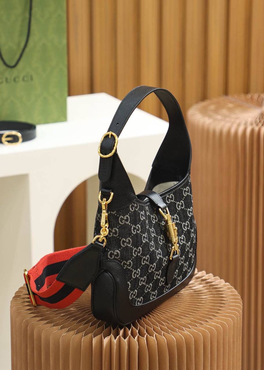 𝐉𝐚𝐜𝐤𝐢𝐞 𝟏𝟗𝟔𝟏 𝐃𝐞𝐧𝐢𝐦 原厂皮#678843# ▪️尺寸大号：28*19*4.5cm▪️ 尺寸小号：19*13*3cm 𝑱𝒂𝒄𝒌𝒊𝒆焕新推出全新的黑丹尼牛仔系列， 以包身质感柔软，经典的𝑮𝑮图案搭配标志性的织带细节， 将复古元素进行到底，肩带三种演绎风格， 全新百搭黑色丹尼也成为时尚的一种主流， 牛仔与老花完美邂逅充满复古的气质，优雅知性中又带着时尚休闲俏皮的少女感，入手绝不后悔系列！酷女孩出街必备的王炸神器！🔥🔥