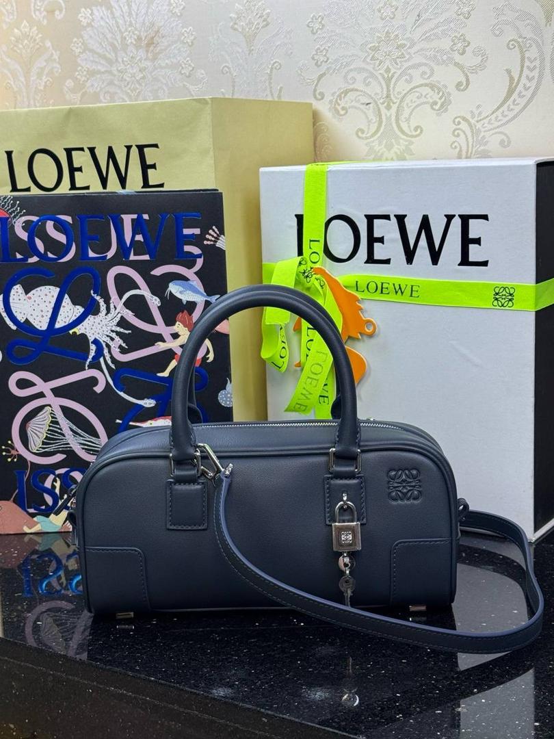 🎈𝗔𝗺𝗮𝘇𝗼𝗻𝗮 23 𝗖𝗿𝗼𝗽𝗽𝗲𝗱保龄球包 ——【杨幂同款‼️独家新品】 尺寸：𝟮𝟯-𝟏𝟏-𝟏𝟎𝗰𝗺 编码：012404 【配全套礼盒】 颜色：深海军蓝 ❤️采用超柔纳帕小牛皮•延续标志性𝘈𝘮𝘢𝘻𝘰𝘯𝘢标识搭配小挂锁🔒作为新图标•重塑为修长法棍比例。 ❤️外部双拉链设计•搭配可调节可拆卸的长肩带•多样化背法😎容量大•小巧包型为当下时尚之追求。