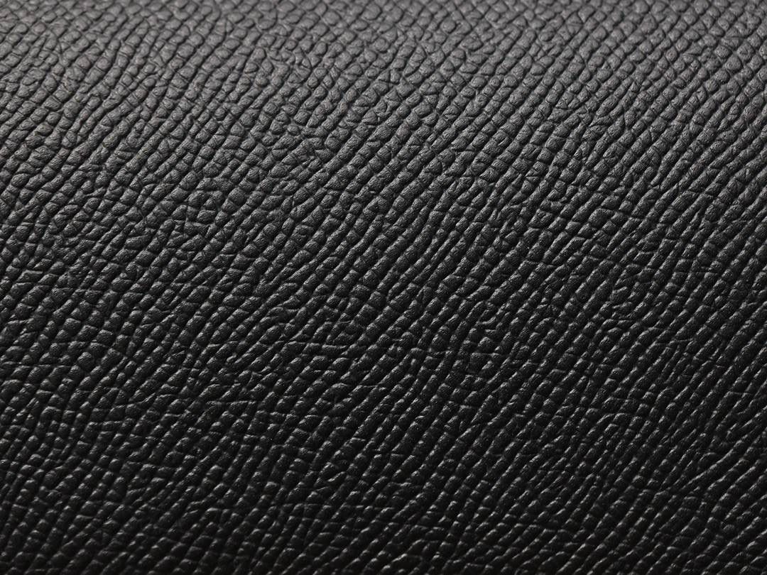 Hermes 爱马仕 #Constance 19黑色金扣👜✨ Epsom牛皮 单肩斜挎包 尺寸：19*15*4 cm 这款采用的是Epsom牛皮,纯原皮，和专柜用的是一个渠道的真皮 什么是Epsom牛皮？ 皮质：ep皮/手掌纹、一岁以上的公牛皮 软硬度：偏硬 纹理：皮面颗粒小的细腻皮纹，有点光泽感 特点：硬朗有细纹的牛皮皮质。细纹是进过后期处理的，比较硬质立体，长期贮存也不容易变形。自重轻，不易刮伤，非常耐磨实用。 所以每个H的款式用的皮都不一样，都是非常有讲究的✅