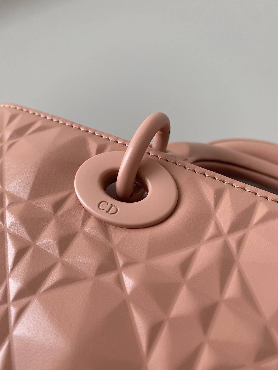 钻石粉 🎀𝗗𝗶𝗼𝗿 𝗗-𝗝𝗼𝘆 𝗯𝗮𝗴🥰 时尚果然就是轮回，回归了一把中古戴妃 特殊处理的哑光牛皮钻石藤格纹，八个切割面挺括有型，全套磨砂材质五金，长方包形短链条➕细长肩带直接封神！！ 复古时髦感超强，真是什么场合都可以把住 绝对是lady中的天花板了，强势出圈啦姐妹们🔥🔥 26 x 13.5 x 5cm