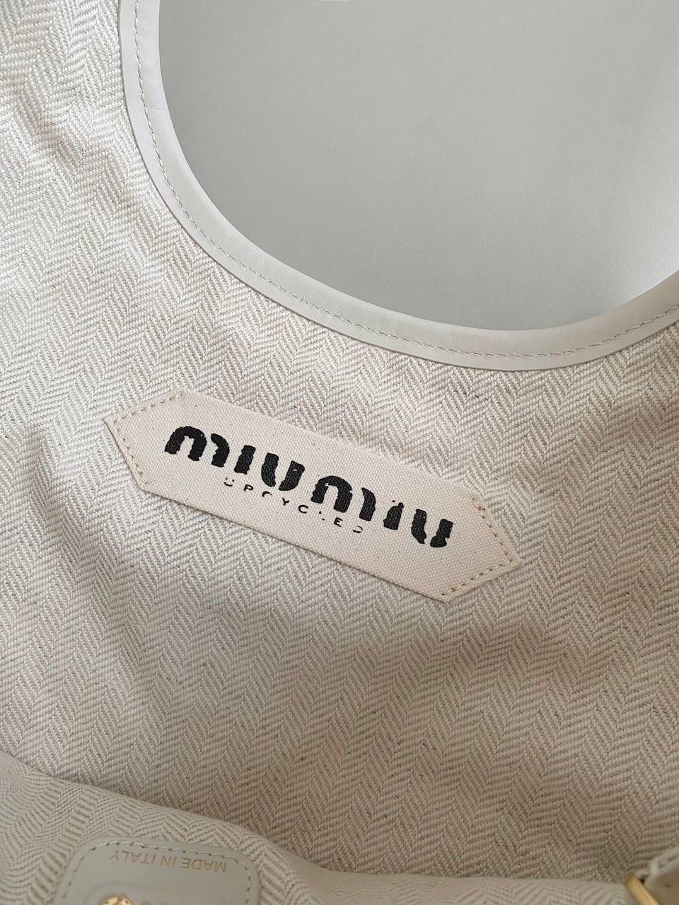 🈶拼接白 𝗠𝗶𝘂𝗠𝗶𝘂托特，大爆款 白色拼皮简直就是甜酷代名词！ 简约精致的设计真的好耐看 不同色系拼接有点流浪感又透着高级 色彩搭配温暖而富有层次，加上轻微的做旧 New vintage风的质感，很特别 整体造型非常慵懒惬意，保证了舒适性和实用性的同时还兼顾了美观性 时尚，非它莫属了！ 35×40cm #F0110m