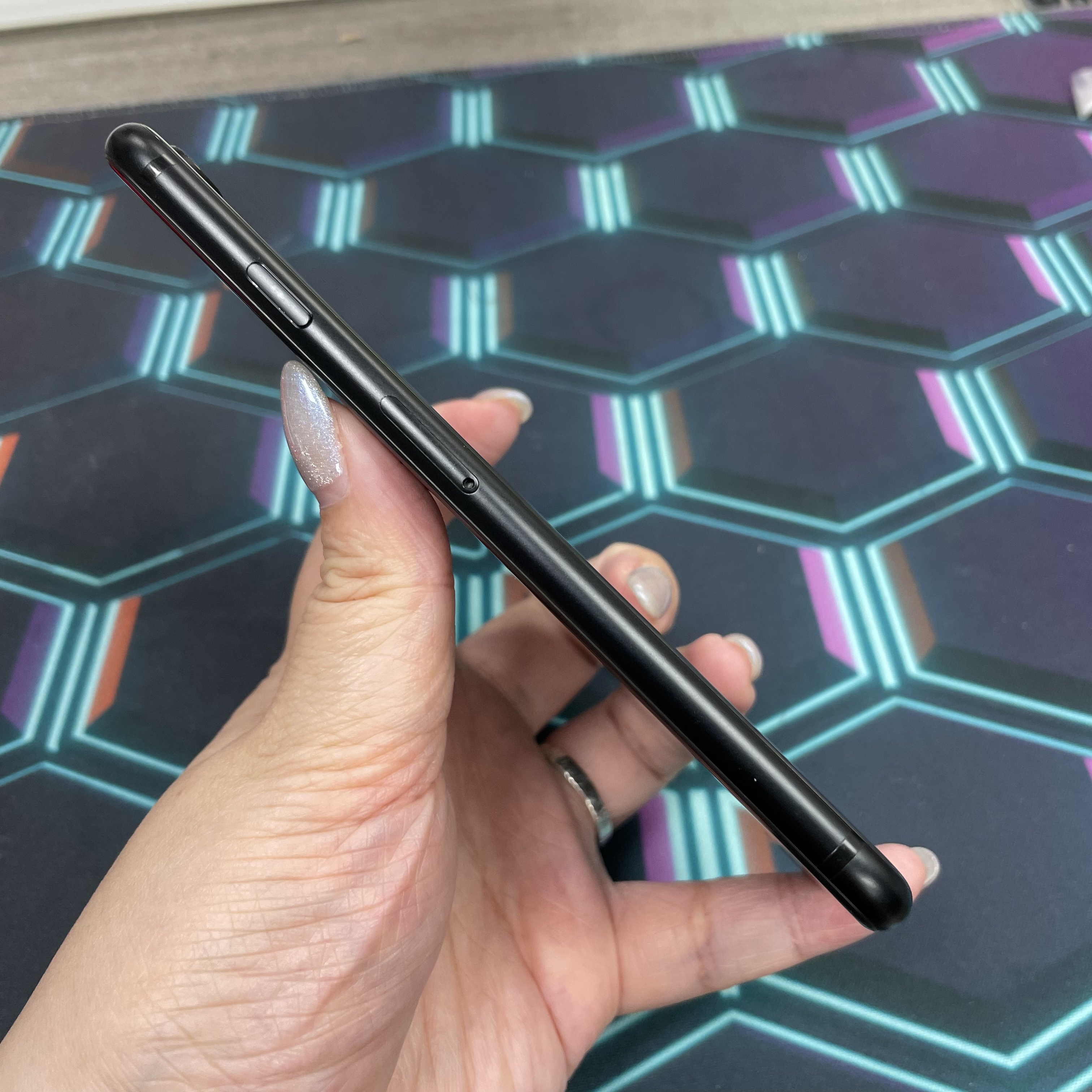 *7024 SE 2 勁靚機 128GB 電74 黑色 black