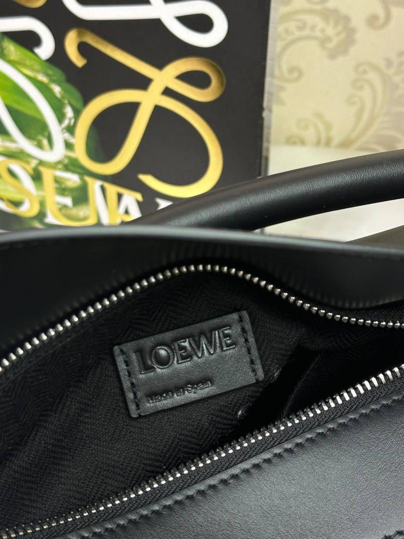 🅰️小号 𝗣𝘂𝘇𝘇𝗹𝗲最新版本❤️ ——（缎面/织带款） ✅经典拼图系列，不规则立体几何设计，最具辨识度的立体廓形和几何美学，顶级进口小牛皮搭配德国沙菲线，独家定制五金，𝗬𝗞𝗞拉链拉头 ✅容量超大，颜值高，四季百搭，新款自带可拆卸𝗟𝗢𝗘𝗪𝗘织带宽肩带‼️ 尺寸：𝟐𝟒-𝟏𝟔.𝟓-𝟏𝟎.𝟓𝐜𝐦 款号：061609织带黑色