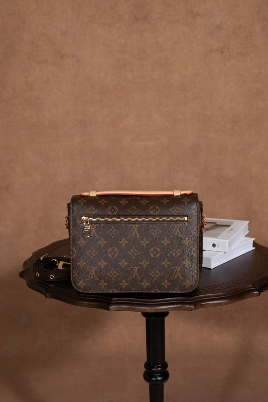 LV POCHETTE METIS🎀大邮差包 ✨ 法国原厂料 + 原厂皮 + 全钢五金 质感真的很稳，拿在手上就知道不一样，高级感直接出来 😍 这款邮差包因为设计经典， 所以一直被叫做 “入门级邮差包” 👜 但不要小看它哦～ 👉 超百搭、👉 超耐看、👉 永远不过时