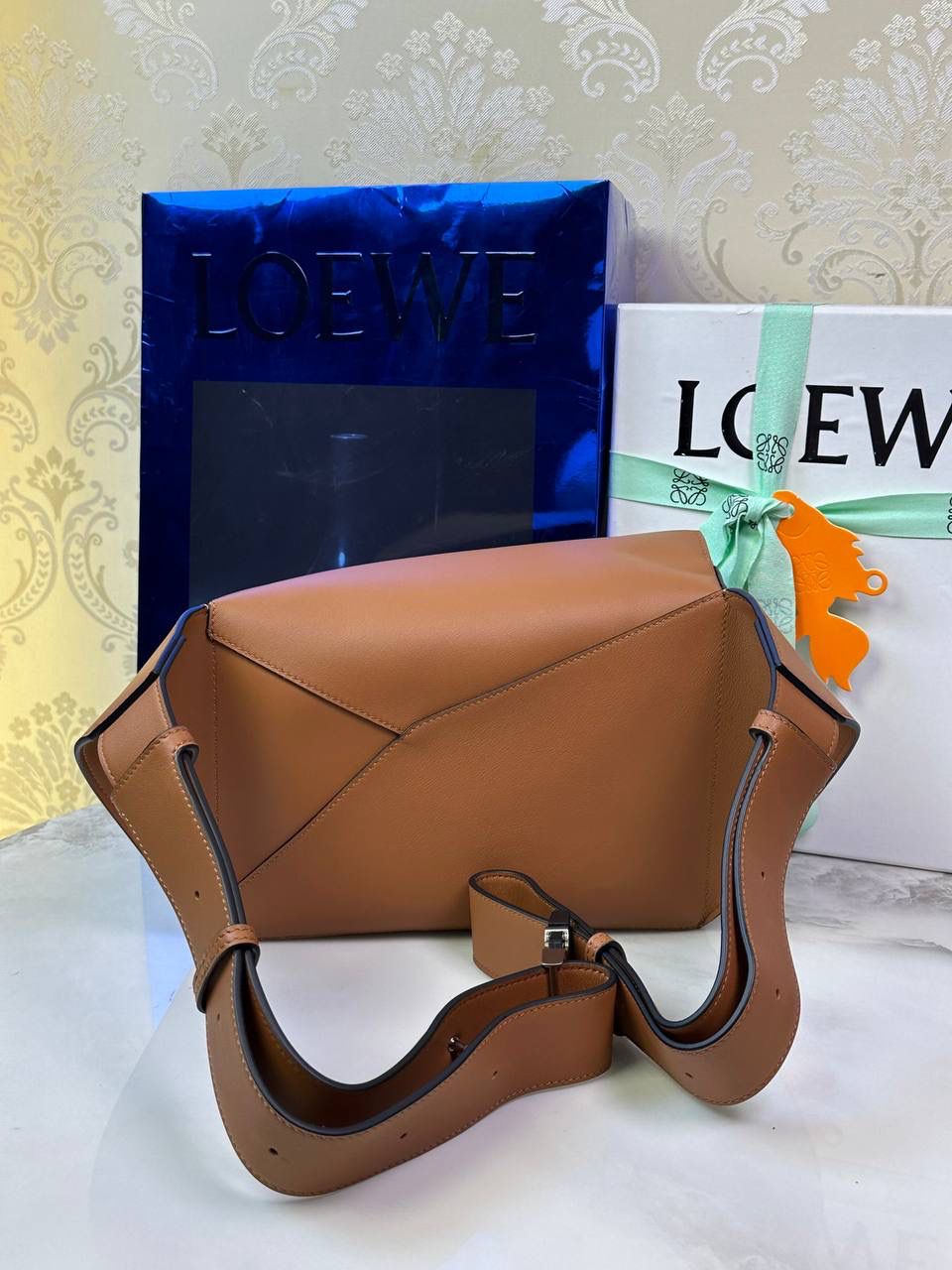 ⭐️最新升级版𝟮.𝟬-𝗣𝘂𝘇𝘇𝗹𝗲腰包⭐️ （土黄到货‼️） 尺寸：𝟮𝟰-𝟭𝟬.𝟱-𝟭𝟲𝗰𝗺 款号：052343 👉🏻长方体形状和精确的切割技巧创造出Puzzle 腰包以及独特的几何线条成为 “Loe罗家”的著名代表作~ 👉🏻金属搭扣开合，刻有标志logo徽标，可调节肩带，翻盖大容量插袋和一个外部拉链口袋，🐂柔软细腻napa小牛皮，正品Ykk五金，Anagram压纹，人字纹棉麻帆布内里 👉🏻（男女♀♂同款）大小非常合适。胸包、背包、单肩、斜挎、腰包五种背法任你解锁🔒 👉🏻 （独家背景➕独家品质➕独家包装➕独家控制对版细节📦➕精致全套礼盒套装❤️） 重点：让你花最少的钱💰体验最大的仪式感❤️