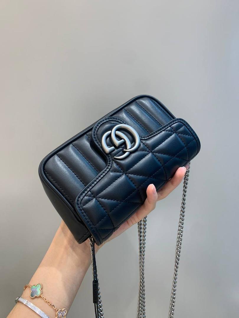 新背景实拍正品级 。几何系列黑色16.5cm‼️ 公认最百搭的黑色，无论什么，黑色都是可以闭眼入不踩雷的颜色，新花样新感觉，搭配银色五金也是绝配，棱格饱满度绝对很加分‼️ 型号476433；尺寸16.5/10/4.5cm