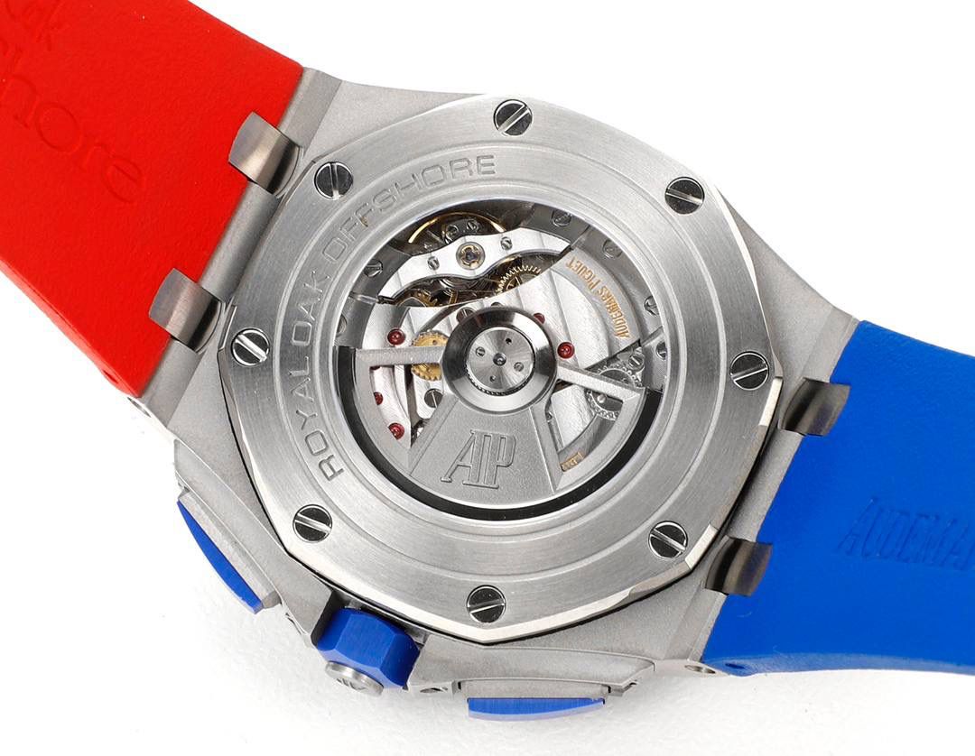 表盘以爱彼经典的大格纹为背景，一个个层次分明的方格排列，经过完美的打磨，将尽善尽美体现得淋漓尽致。三点位的日历表盘，在蓝宝石玻璃凹透镜的作用下，TPE扩大效果与原版一般无二。每一根大小表针，无论从各个角度来看都没有出现毛刺现象，这一点解决了大部分强迫症表友一直存在的烦恼！刻度与表针中间部位都采用瑞士进口夜光粉，每一个个体都做到手工填充，均匀饱满度是机器填充远远比拟不了的，亮度与发光颜色与原版几乎一致！机芯方面采用7750改3126的计时机芯，十二位的小秒，六点位和九点位的12小时计时与30分钟计时，完美的还原了原版的所有功能，经过JJF团队的精密打磨，大大提升了7750基础机芯的稳定性，缓解了一直以来计时机芯款式空有其表的尴尬现象！做到无可挑剔，堪称天花板级别，欢迎广大表友品鉴！💯🔥