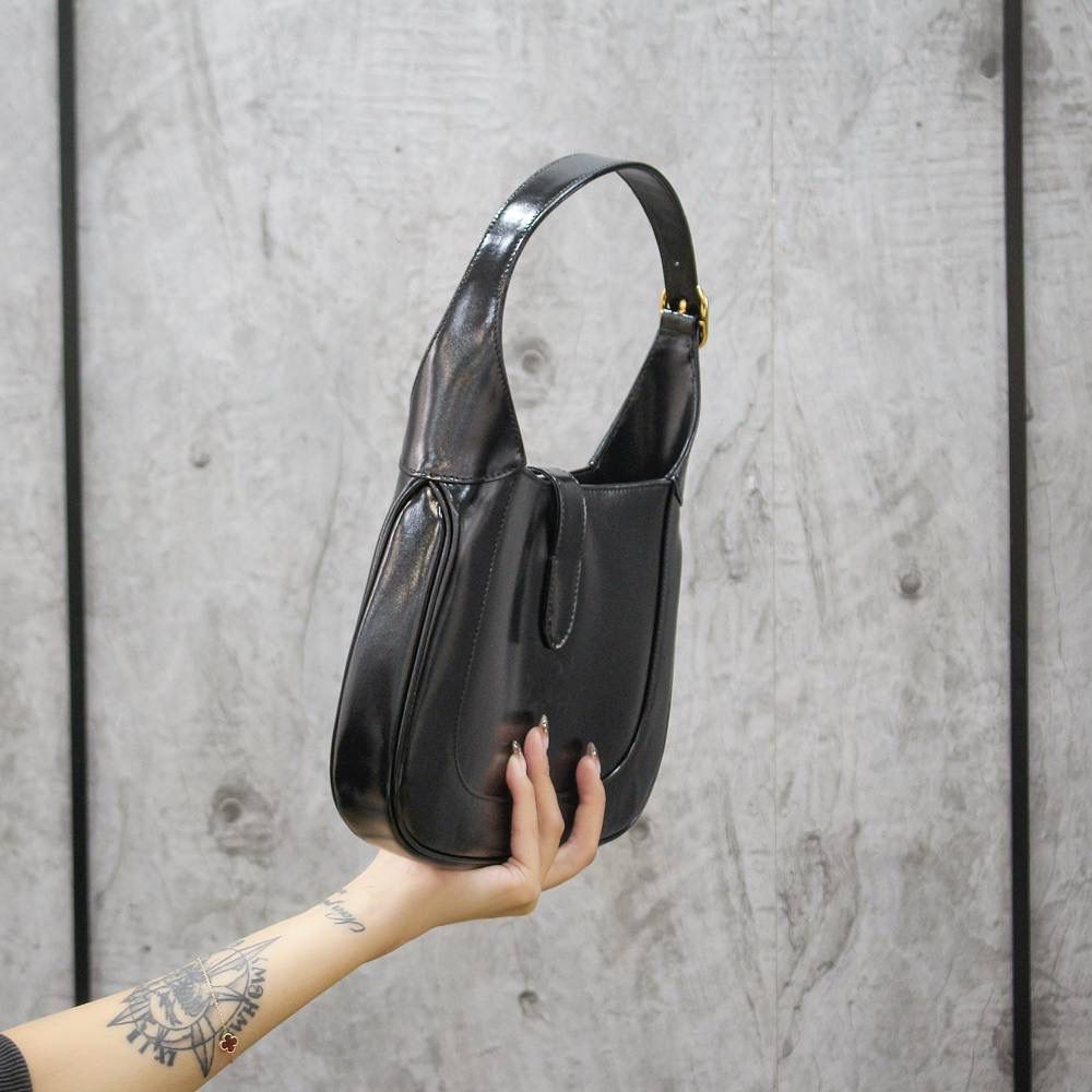 𝕁𝕒𝕔𝕜𝕚𝕖 1961小号系列 #636709#原厂皮 ✅尺寸：27.5*19*4cm 经典1961系列著作，在新世纪的以复古元素重新亮相，本季的1961不仅演绎出60年代的复古元素，更是搭配新世纪的潮流时尚风味，搭配长肩带的设计，全皮的面料让整个包看上去更加大气，低调而高档的造型，俘虏了不少女人的购买欲，不得不夸一下，它更适合低调的人群，不仅低调且高档！🔥🔥