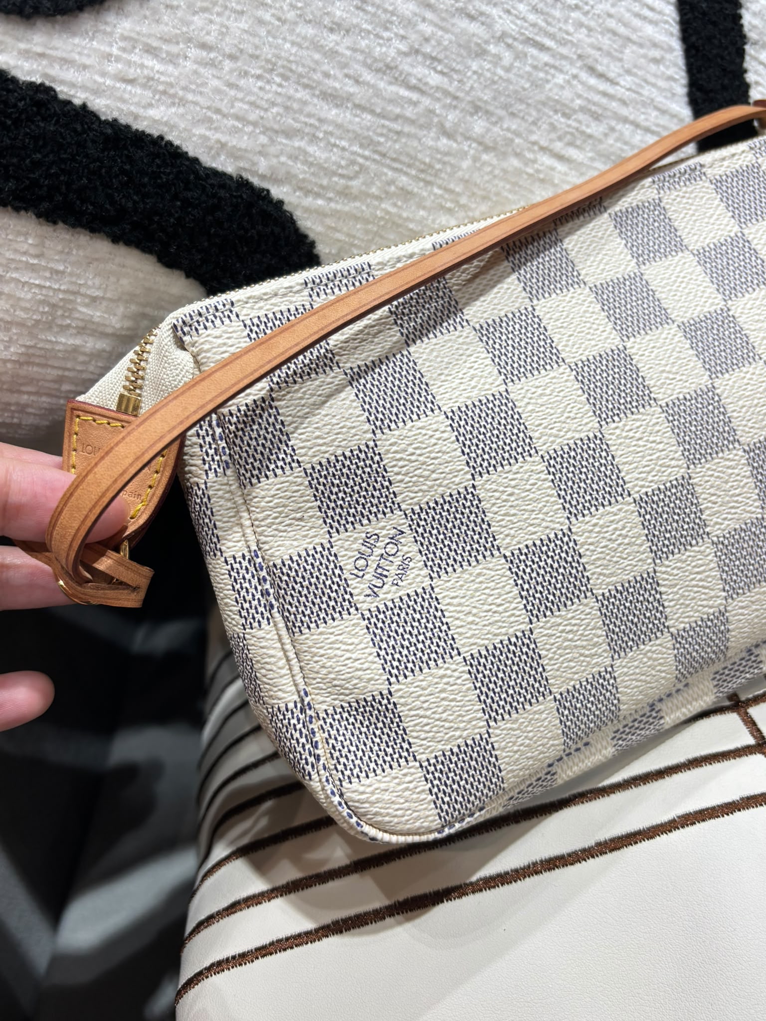 Louis Vuitton LV Pochette 白色棋盤格hobo bag 100%Authentic,98%new  