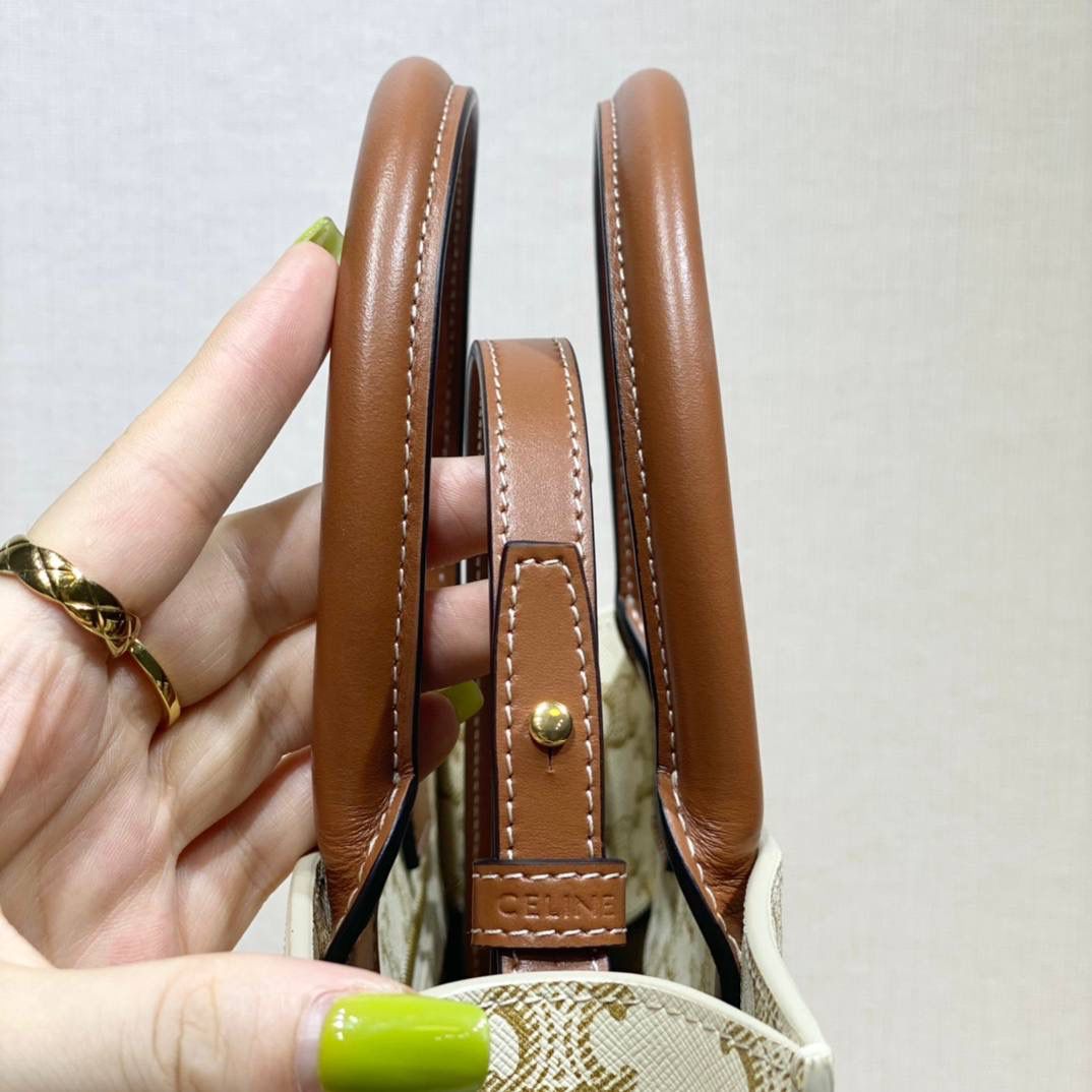 🔥大货实拍图 𝗖𝗘𝗟𝗜𝗡𝗘 ♥ 𝗧𝗥𝗜𝗢𝗠𝗣𝗛𝗘 𝗖𝗔𝗕𝗔𝗦 𝗧𝗢𝗧𝗘 思琳托特包算是无性别主义了，男女都可用。型号：191542 尺寸：28.5*33*8cm