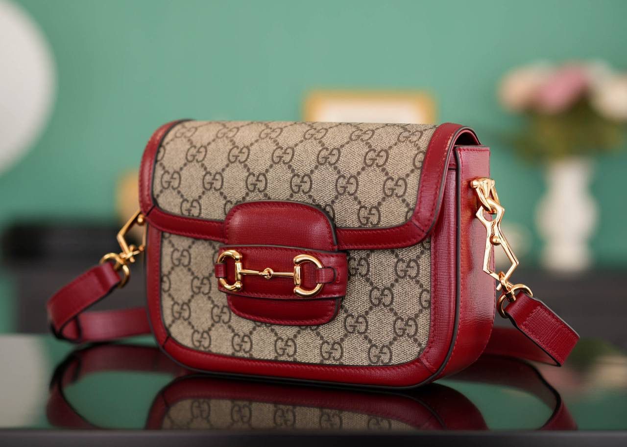 🥯Horsebit 1955系列迷你马鞍包 老花红20cm 独家原厂皮发售 限量级别 GG家1955马鞍包已经火爆到人手一支的节奏，超级大爆款！ 这次出了迷你尺寸配可拆卸双肩带，简直超哇塞 马衔扣标志性设计，复古红原厂牛皮配上最受欢迎pvc元素，皮肩带布肩带任意更换~ 官方款号 658574 尺寸小号：20.5x14x5cm 尺寸大号：25x18x8cm