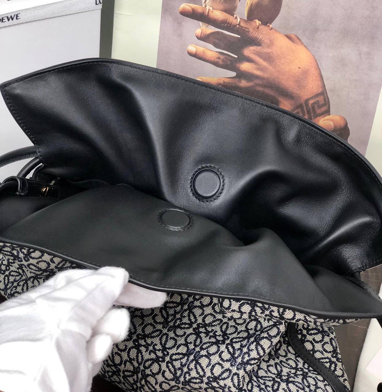 Flamenco clutch-NEW ┈┈┈୨୧┈┈┈ ✦中号✦ ❤️flamenco clutch bag可手拿亦可优雅斜挎 云朵般温暖亦轻盈的造型如此简单，💯耐看💯不会out的款式！ ❤️包袋采用进口小牛皮和提花帆布制成，手感如羊皮般细腻柔软，却比羊皮更加结实耐用，肩背、斜挎或手拿，🉑拆卸🉑调节长度。经典Anagram图案，人字纹棉质衬里。 ❤️ 采用拉绳收紧，品牌标志性绳结设计，收紧袋口就是小福袋造型，超Q，看着不大实际超会装😇 中号尺寸：30-24.5-10.5cm 编码：052028 迷你尺寸：22.5-18-9cm 编码：052030