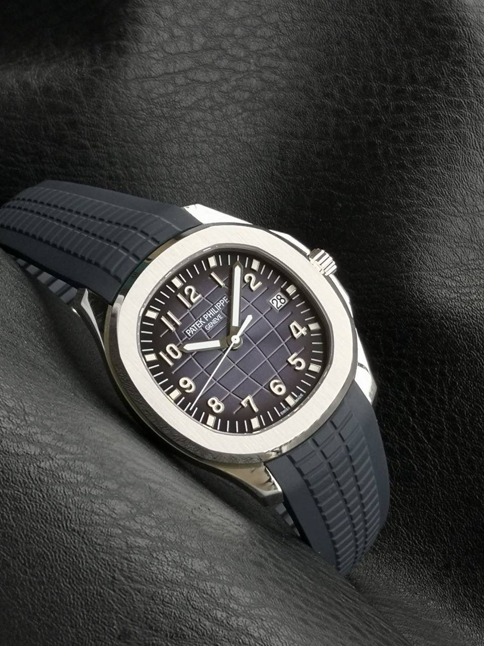 百达翡丽 5168G 配重手雷 1.壳套采用特殊材质CNC原版数据开模，整表重量和正品几乎没有区别，不同于市场普通版本上手轻飘飘，整表120克重 2.机芯选用324/330 一体开模机芯(3k同源机芯) 3.表壳尺寸42mm 厚度8.3mm(跟足原版) 4.所用配件，字面，针，胶带严格参照原版颜色开模定制，精益求精 5.表壳不锈钢 内部加重 承诺所有本厂出的配重表款绝不掉皮，掉皮无理由更换全新 6.表扣 表壳全部冲压贵金属logo 非腐蚀激光垃圾工艺！