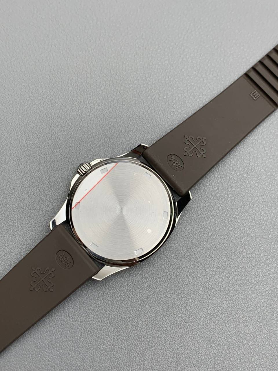 百达翡丽 5067A 手雷 石英女表 ——PPF继续购入原装PP--5067A腕表，独立拆解开模。完美还原PATEK PHILIPPE--5067A全系列石英腕表，带来全网最佳的复刻产品和极致体验。 【表带 扣】 1.采用与原装一致的天然复合橡胶（Tropical）材质，经久耐磨，可抵抗海水侵蚀和紫外线辐射。 2.完美克隆Aquanaut最新表扣，即使在非常细小的拐角处上也做有倒角润饰，确保还原正品般的舒适感。 【表壳】 1.腕表尺寸35.6X7.7mm 圆润的八角形表壳与原装一致，保持着复古的造型和精湛的打磨。 2.旋入式把头设计和实心底盖吻合与原版 3.表圈镶嵌46颗顶级施华洛世奇水晶（共计1克拉） 【机芯】 瑞士石英机芯改PPCal.E23-250芯。走时稳定，续航持久，性价比超高。