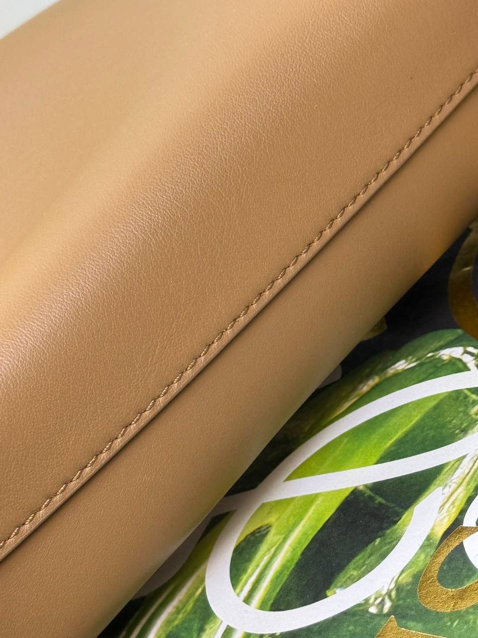 🎈𝘒𝘯𝘰𝘵 𝘛手拿包👜 —【橡木棕/黑色到货✅】 编码：522414 尺寸：𝟐𝟐.𝟓-𝟓.𝟓-𝟏𝟓.𝟓𝐜𝐦 全新撞色绳结拉链头和腕带设计，顶部拉链开合，内部人字纹帆布衬里以及2个皮隔层卡位，正面饰以品牌标志性烫金𝗟𝗼𝗴𝗼，方便时尚多用。