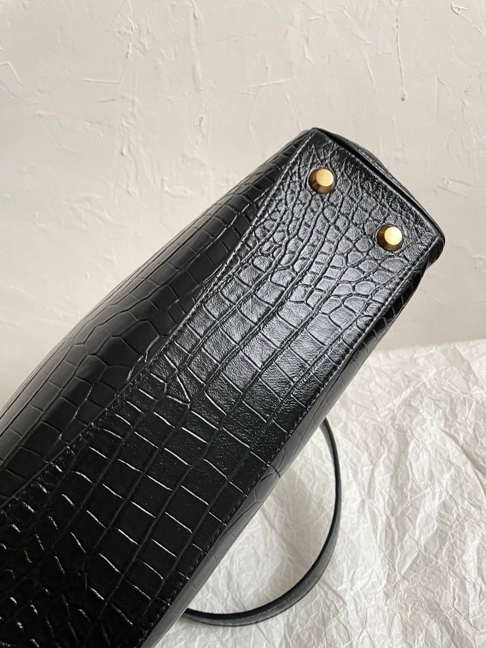 ba1enciaga rodeo 鳄鱼纹黑金中号🕋 纯纯的大爆款，大家都知道吧 一到冬天就想要整点油亮亮的包来点缀 但是又不想买饱和度过高的颜色 百搭还是基本的诉求嘛 所以这只亮面牛皮鳄鱼压纹rodeo就是很好的选择！ 鳄鱼纹压纹最怕皮硬 一定要够软包型才够慵懒 我们是自家定制皮料，非市场通货❌ 我们是不会跟风用通货皮做的😡 mini真心可爱，和kelly20的大耳朵很像很像 大号：39.8×29.9×12.9cm789744m 中号：35×23.3×10.9cm789772m 小号：28.9×20×9.9cm789779m mini：23×17×9cm795456m