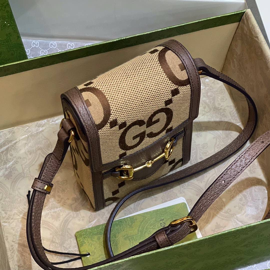 ✈️✈️✈️ 𝗛𝗼𝗿𝘀𝗲𝗯𝗶𝘁 1955 手机包🔥 # ▫️型号：625615 ▫️尺寸：17*11.5*4cm 🗯1955马衔扣热度依旧不减～潮流代代更新，小巧玲珑的长方形盒子手机包，包型硬挺 正面装饰马衔扣，肩带可调节.简单精致 容量刚好放下手机以为还可以满足你出门的小物件、爱了😘758690