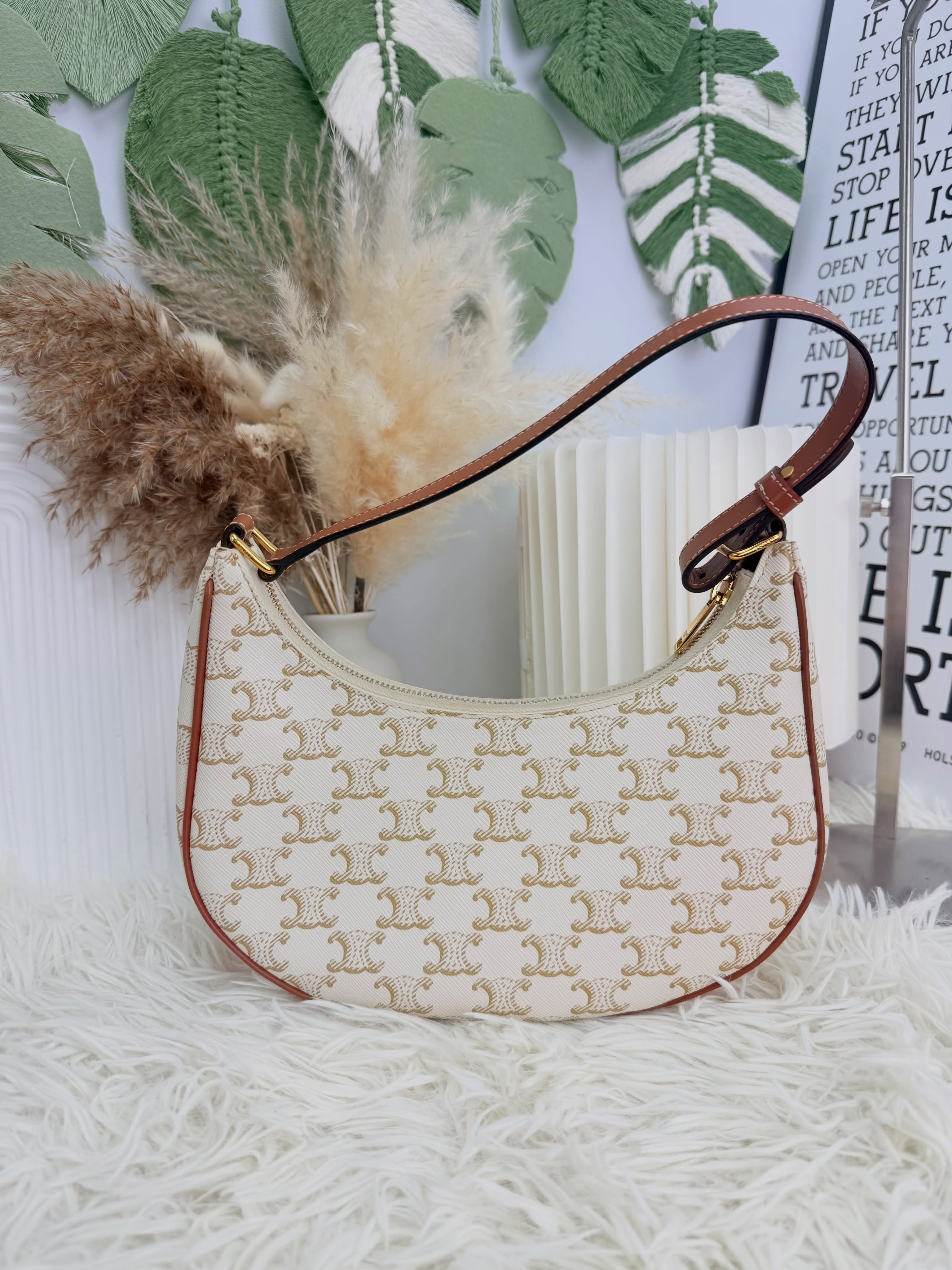 Celine👜 PRE OWNED 🛍️白色老花腋下包🤎  25*7*12  💰優惠價 $6980 98%new  #收袋王  喜歡的話快點pm/whatsapp 我們💓 銷售熱線51111 321（whatsapp)  我們服務包括有：手袋飾物回收、手袋置換(一換一、一換多也可以） 、專業手袋鑑證、專業手袋護理 Is 購買方法 🏢親臨門市 荃灣南豐中心15樓1521室（荃灣地鐵站a出口1分鐘到）敬請預約 ❤️只賣正品正貨，任驗💓🫰🏻 ❤️‍🔥本店為香港註冊公司絕對真貨，信心保證👍🏻 🫰🏻本店設有鑑證服務，有駐場鑑證師  ✨歡迎追蹤我哋各個平台緊貼最新優惠x貨品🔥😍 👇🏻👇🏻👇🏻👇🏻👇🏻👇🏻👇🏻👇🏻  ⭐️Instagram: aoaocave  🌈Facebook: aoaocave收袋王  🔥Carousell: acluxuryhk  👆🏻👆🏻👆🏻👆🏻👆🏻👆🏻👆🏻👆🏻  ___________________________  Disclaimer🫰🏻All trademarks and copyrights are reserved to the original brand holders. @AOAOCAVE sells only authentic goods and is not affiliated with any of the brands mentioned.  @AOAOCAVE 跟任何品牌無關，而且沒有持有任何品牌資版權，亦沒有與任何品牌合作。所有商標及版權歸屬於品牌坊所有，帖子只作分享用途。  #aoaocave #手袋回收 #名牌買賣