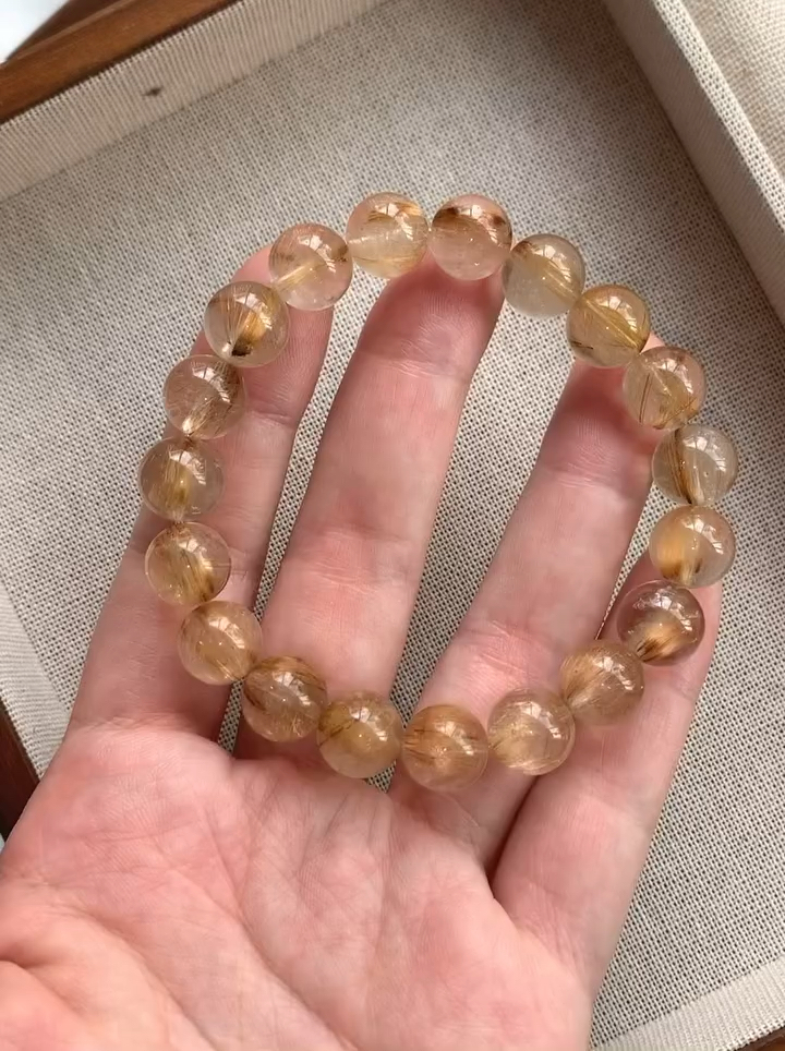 金发晶 ｜Gold rutile 10m+  RM138减少优柔寡断, 犹豫不决问题适合缺乏主见, 缺乏气势的人适合职场上需要作出决策的人（工作主管/高层/老板）五行中属金, 减少花钱如流水的问题对应太阳轮, 平衡控制欲与意志力金发晶被认为具有强大的财富能量，可以增强事业运和财运，同时也能提升自信、勇气和果断力。此外，它还能帮助稳定能量场、辟邪化煞、增进人际关系，并对身体健康有益，特别能帮助消化系统和提升活力Golden Rutilated Quartz is high vibration crystal for self-empowerment. Its positive energy helps to brighten up gloominess, boosts self-confidence and strengthen our will-power. Golden Rutilated Quartz is also a famous crystal for abundance. It brings luck, and enhances logical thinking and analyzing skill, which helps us perform better in our professional life. It also helps us to reflect on our past events and issues, and get a better understanding of them, so as to prevent unwanted histories from repeating. Golden Rutilated Quartz is helpful in replenishing energy that is lacking in our body  and clears blockages in our meridian areas.  It can also be used to attune better mediation state. #金发晶 #维纳斯金发晶 #维纳斯烟花金发晶 #天然水晶 #goldrutile #crystal #crystalhealing #crystalbracelet #crystaljewelry  #naturestone #gemstone #马来西亚水晶网店 #naturecrystal