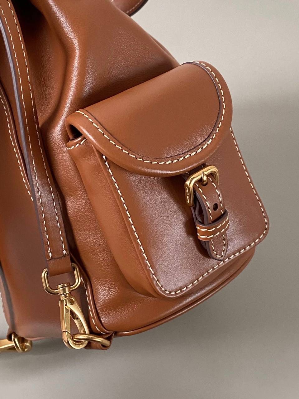 🈶干邑色小号 𝐌𝐢𝐮𝐌𝐢𝐮 双肩包·牛皮 万众期待的全皮款双肩包！ 它终于出来了，天天被催爆🤪 只有真的好看好背才能一直被惦记 全皮很有质感，手感超级软乎 自重很轻！容量也足够日常 再挂上可可爱爱的挂件呼呼～ 太好看了！！可以闭眼入 小号：18×22×11.5cm #F0060m 大号：25x29x12.5cm