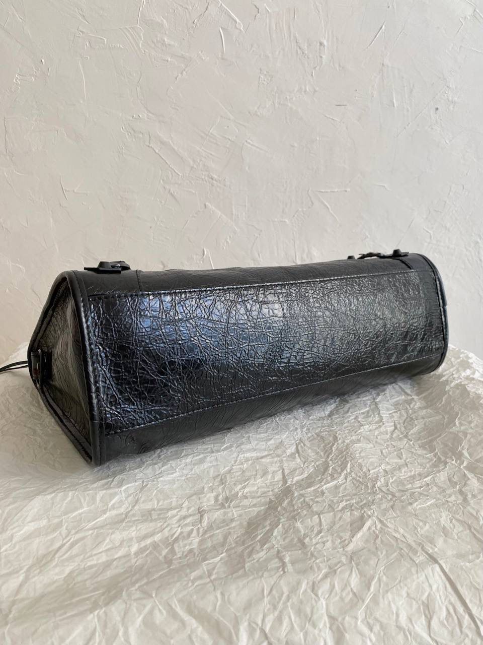 爆款🔥 ba1enciaga lie city机车包中号 黑枪🖤 哎呀，时尚真是个轮回啊 熹妃回宫！机车包24年强势回归！ 铆钉系列虽然古早，但经典 回归肯定有它的硬道理 用过city的姐妹应该都知道 它耐用 抗造 容量大 有拉链 可拎可背可挎，从日常到工作，从工作到旅行 就没有它装不下的物品 最好卖最有范儿的还得是中号 38.5×24×13.5cm797786m