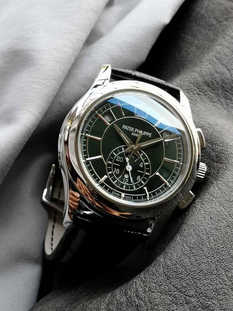 2024墙裂推荐 重金打造经典时计】——百达.翡丽复杂功能系列5905R-010重磅登场，迄今推出的首款Nautilus复杂腕表，以超复杂的工艺技术打造休闲运动腕表。 1⃣️小身板大能量：尽揽以下功能∶12点位日历功能 10点位星期功能 2点位星期功能 6点位24小时。所有功能都可正常使用。 2⃣️机芯采用复刻版Cal.240自动上链机芯，在实现外观的逼真前提下，功能一并完美诠释。 3⃣️改装大师独立制表人，倾情参与定制改装表盘颜色，给予独一无二的腕表增添有趣的灵魂！ 匠心力作 欢迎各位表友品鉴！