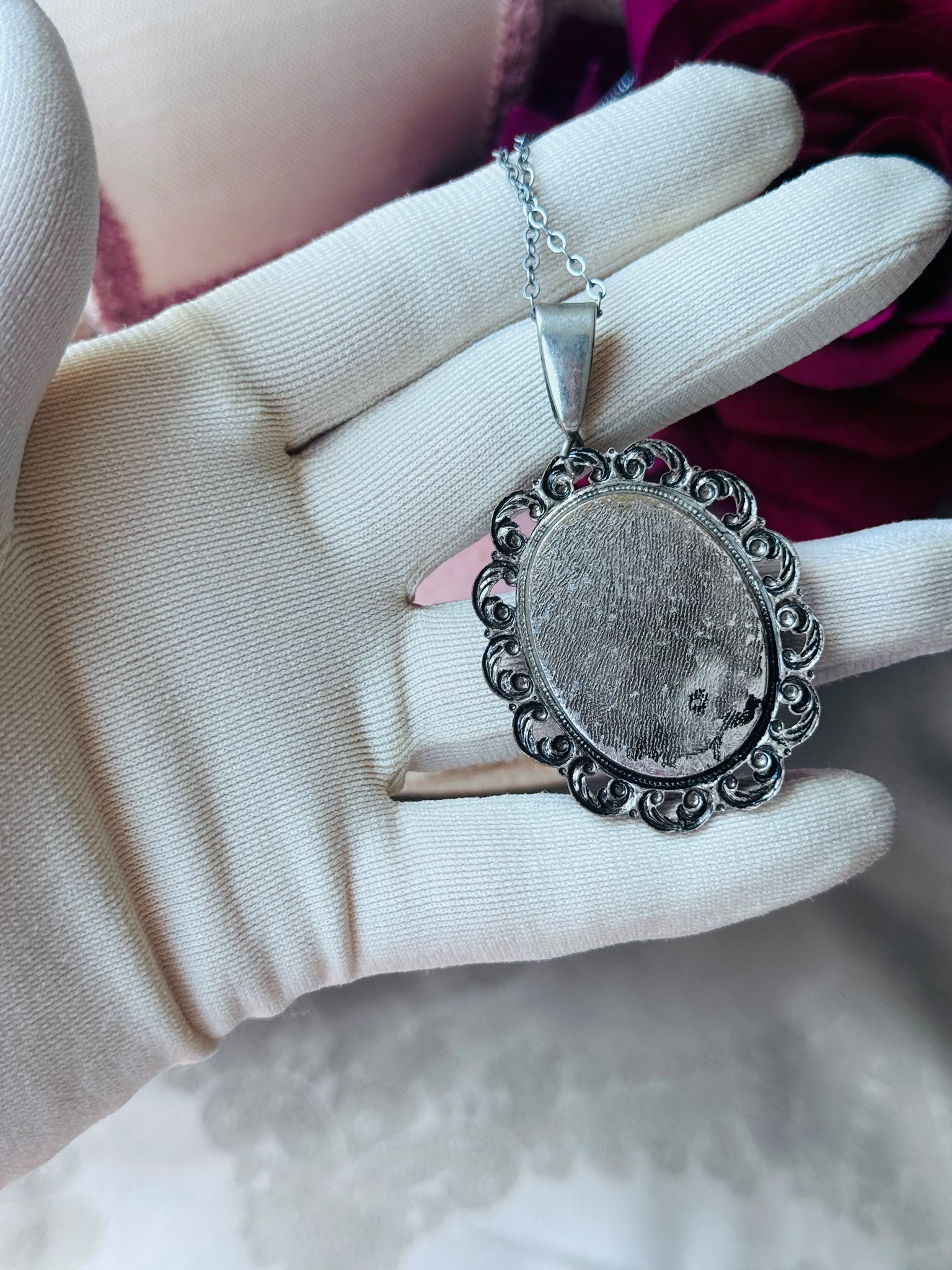Vintage Mid-century Bouquet  Petit Needlepoint Scrollwork Framed Pendant Necklace (NZ118）