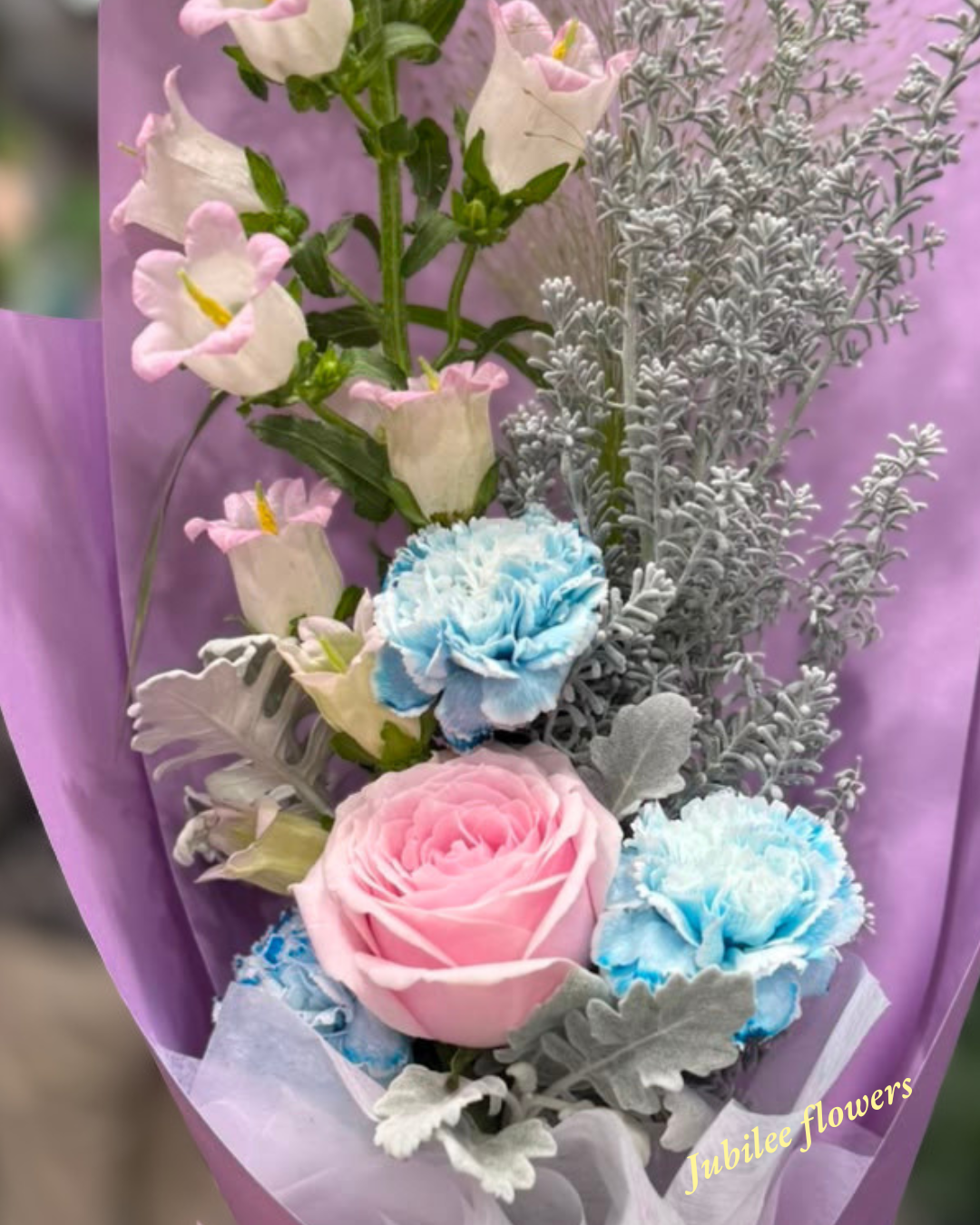 玫瑰  · 康乃馨  · 風鈴花束