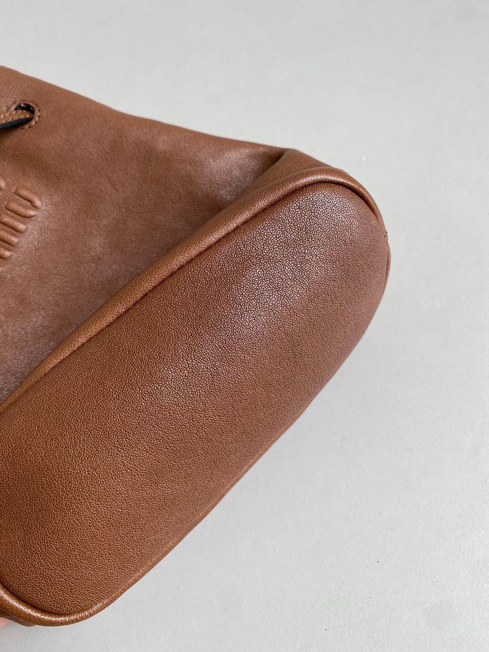 🈶焦糖棕 𝗠𝗶𝘂𝗠𝗶𝘂迷你小水桶 又一只可可爱爱的小斜挎 头层Nappa(纳帕)羊皮用料 柔软细腻有光泽，透出高级的质感 整个包都好软糯手感超治愈的！！ 自重是非常非常轻！日常还能装不少 两条细肩带很有个性，长度都可以调 夏天小包闭眼冲就是了，好实用 17×14×6cm，#F0051m