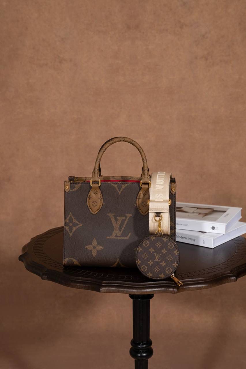 LV Onthego🎀 Toron 手柄搭配有品牌字样的提花肩带，风格对比很特别～ 还贴心附上 可拆卸零钱包，放零钱或小东西刚刚好，设计真的很加分👍 ▪️尺寸 25 × 19 × 11.5cm▪️ 大小刚好，不会太大也不会太小，日常出门超适合。 好看又实用，真的要说一句：设计师很懂女生啦～ 😆 这是 2023 早春系列，独家品质，这一季真的一定要选它！ 小号手袋把 Monogram + Monogram Reverse 拼在一起，再加上 Monogram Giant 图案，整体超有时尚感，怎么看都高级✨