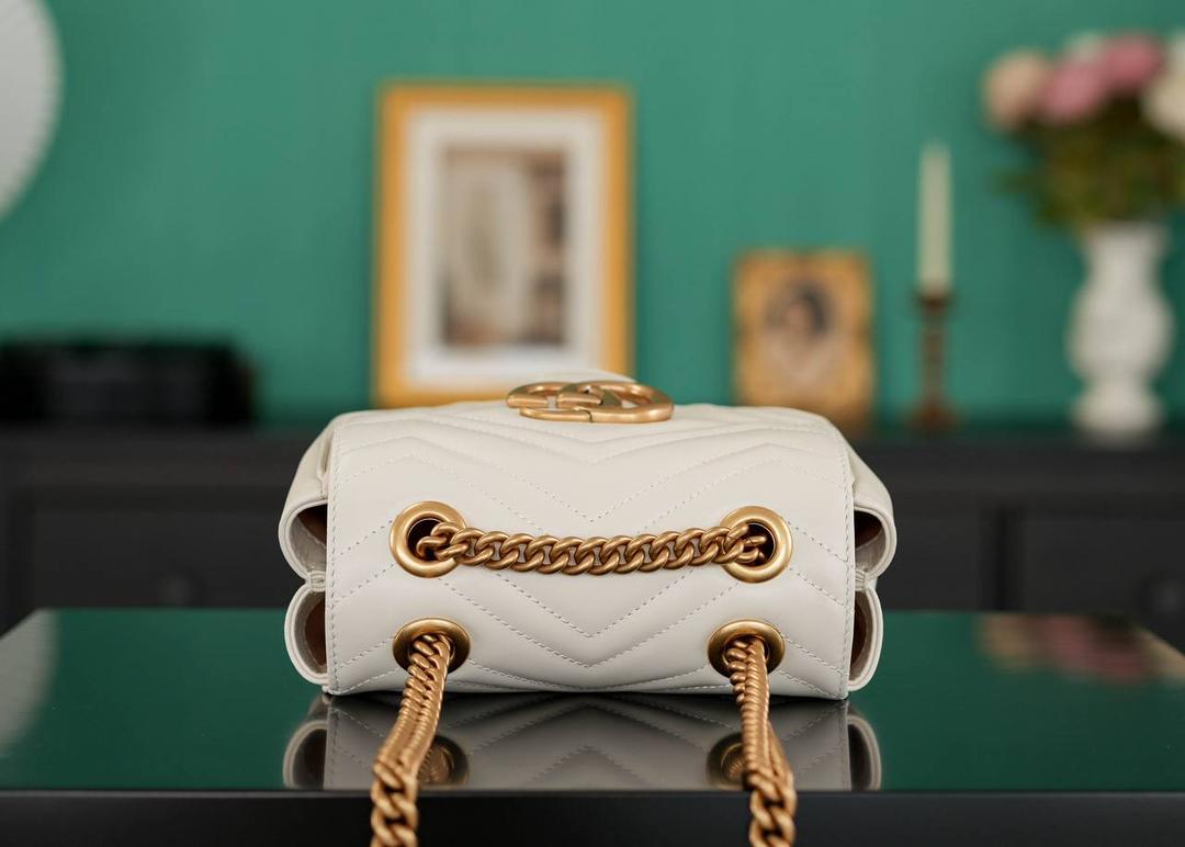 👜🔥GG Marmont系列绗缝迷你肩背包 新款方胖子 白色18cm （原厂皮 全铜五金） 正品售价,500 GG家经典系列再次推出方胖子设计造型， 保留原有的Marmont经典系列轮廓， 更加精致时髦洋气了~ 容纳量也是非常可观的，日常容纳需求完全没问题， 可斜挎可肩背，也很百搭哟! 官方款号 739682 尺寸：18x15x8cm