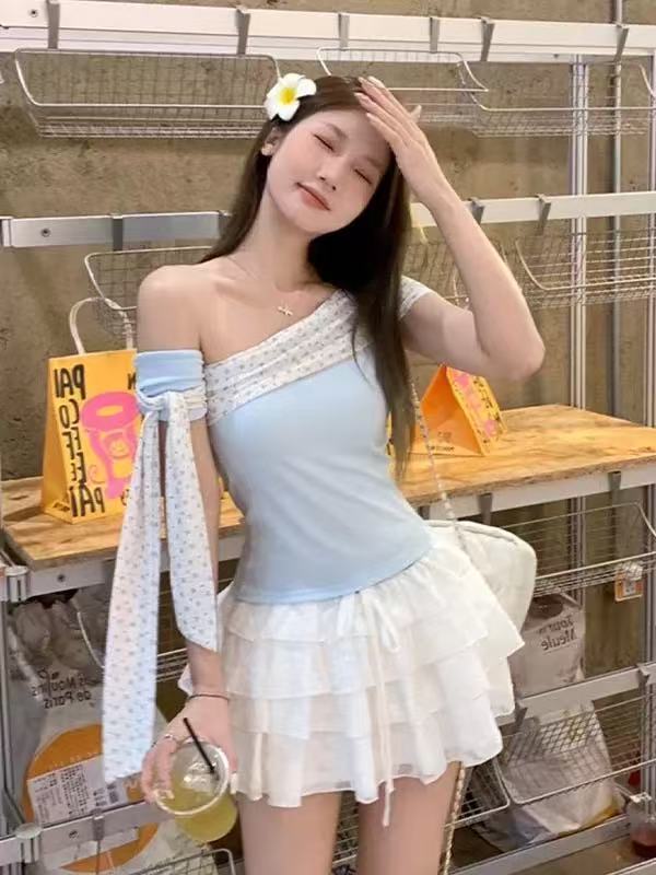 TP377蔚蓝碎花斜肩上衣