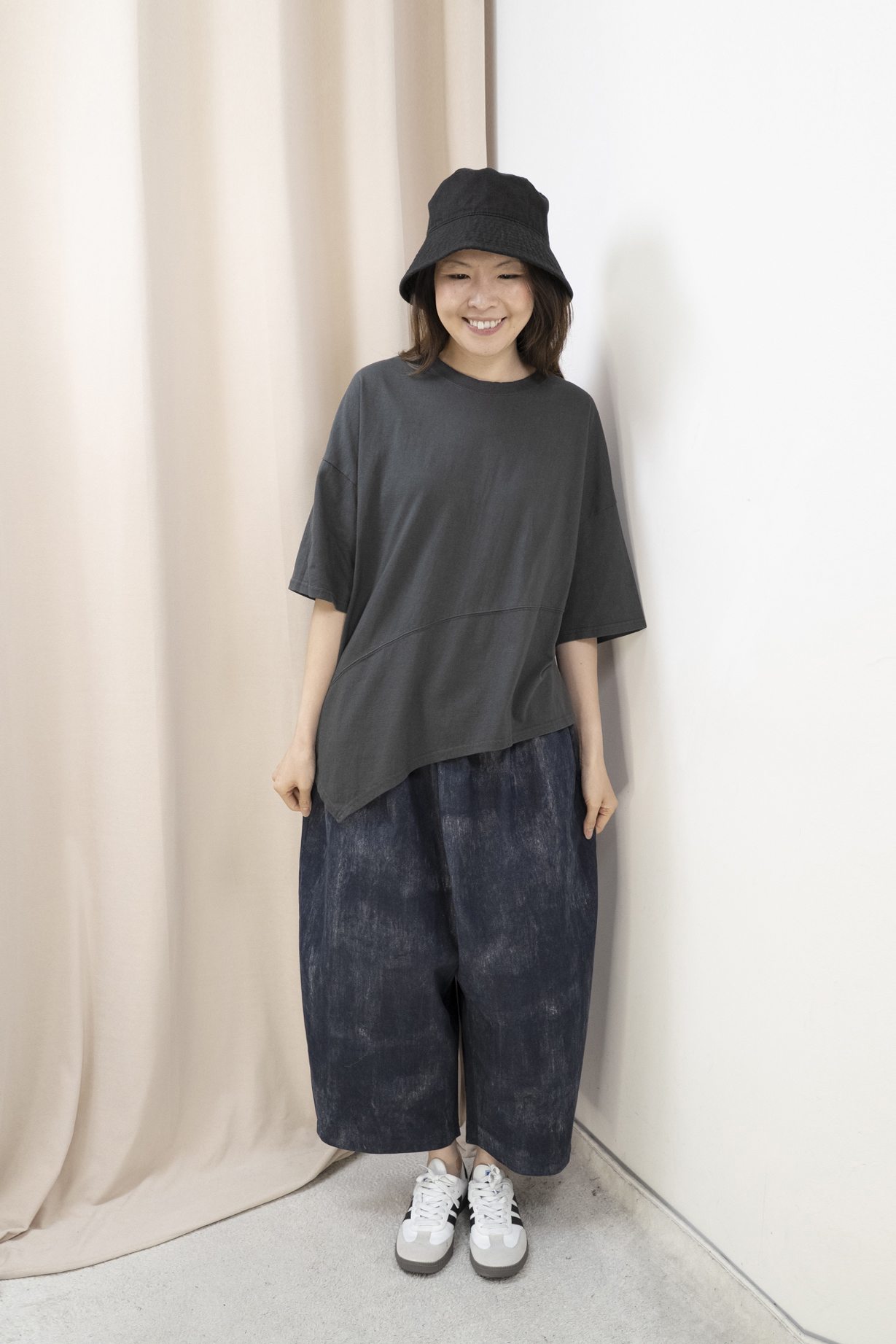 斜腳造型棉質休閒Top（炭灰色）