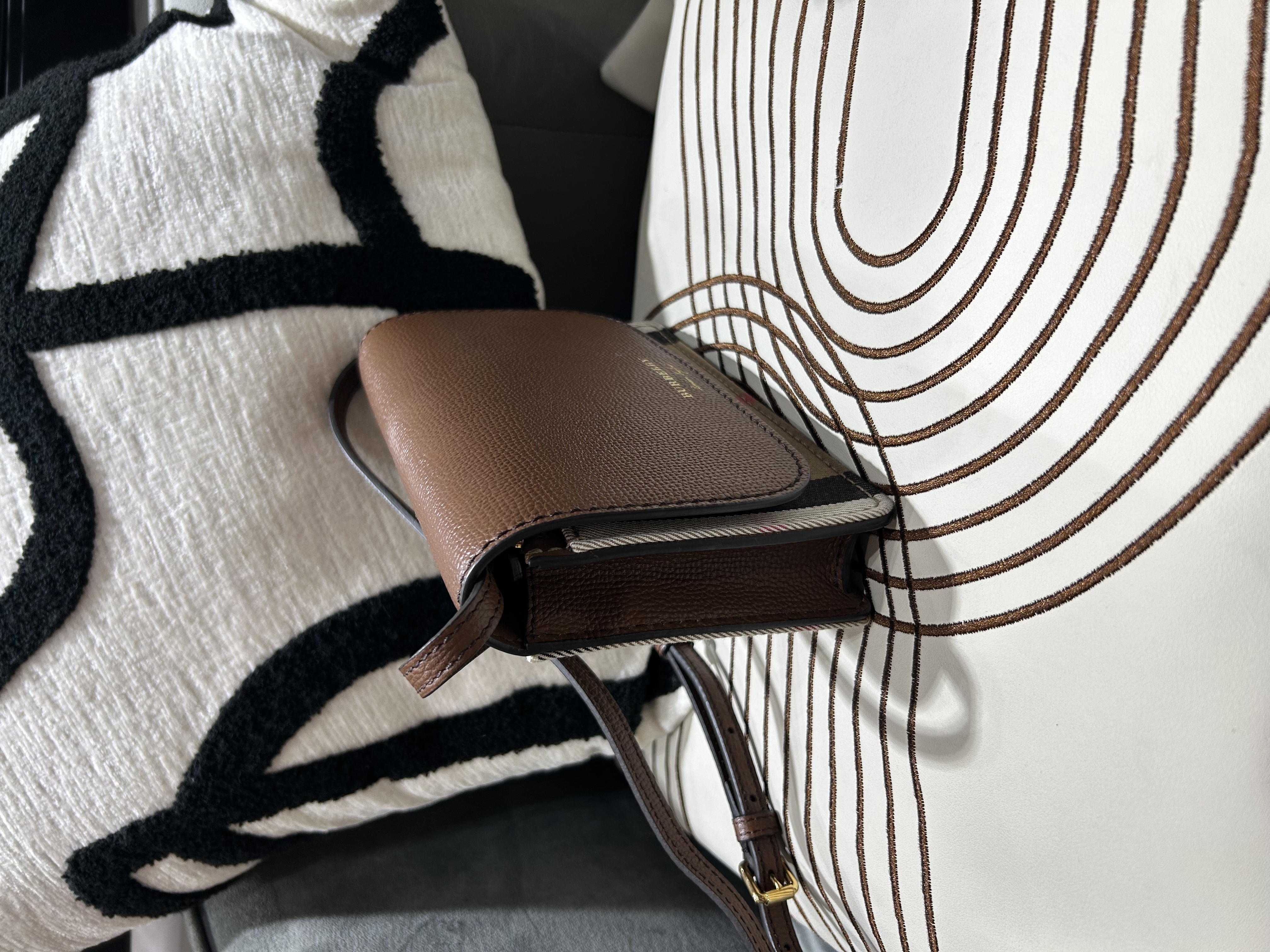 Burberry crossbody bag  100%Authentic,98%new ✅dust bag 