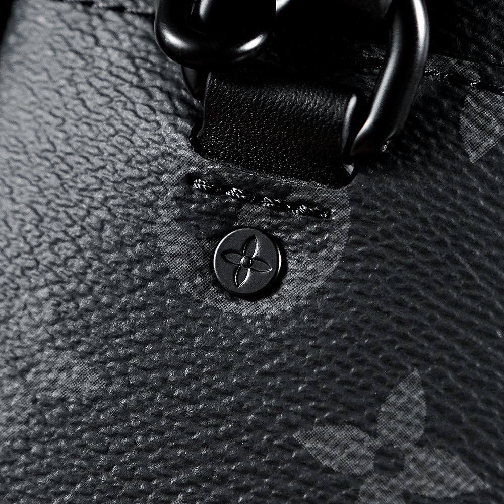 特级原厂𝐌𝐢𝐧𝐢 𝐒𝐨𝐟𝐭 𝐓𝐫𝐮𝐧𝐤 M44735升级版—树脂扣五金🎀 ▪️尺寸：18.5*13*8cm▪️ 经典的男士黑花，搭配树脂扣链条设计， 时尚又略有个性，但又不会过于浮夸和花俏，🤟🏻 方方正正的包型设计，链条采用树脂材质，哑光磨砂的质感更加显高级感，万万没想到，它的火热程度至今都尚未减弱过，真的是颜值巨好看的，简单的搭配，都给你十足的时髦感！男士首选之一，作为情侣包也是非常的有味道的！😍👜