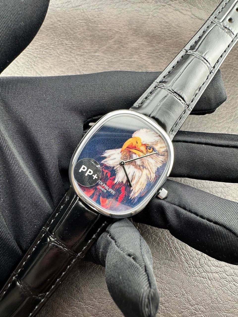 PP➕ Factory2025新品首发｜百达5738系列 68克配重版 复刻经典，更胜经典——GOLDEN ELLIPSE 黄金椭圆腕表重磅登场！ ✅ 黄金分割美学重塑：遵循1:1.6181经典比例，34.5MM×39.5MM椭圆表径搭配7.7MM纤薄厚度，复刻古典韵味与佩戴舒适度。 ✅ 316L精钢表壳：介于圆形与矩形之间的别致椭圆轮廓，还原原版线条张力，质感细腻出众。 ✅ 3D立体云贝母表盘：专属浮雕打印工艺，折射神秘深邃光泽，告别市面暗淡平庸款，上手自带高光。 ✅ 定制进口小牛皮表带：21X16尺寸对版原配，搭配同型椭圆表扣，与表壳设计遥相呼应，贴合手腕更显格调。 ✅ 9015精准机芯：走时稳定精准，兼顾实用性与耐用性，日常佩戴无压力。 PP➕不做“远观款”，只为呈现最接近原版的真实佩戴体验——从细节质感 to 上手触感，每一处都经得起近距离审视，让经典韵味在腕间完美延续！