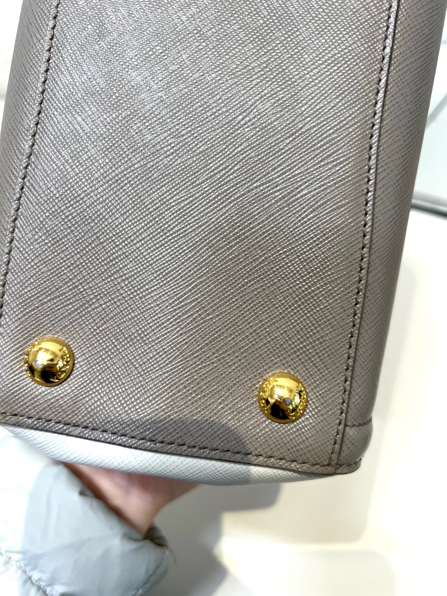 【預訂貨品】Prada 大象灰拼白色殺手包