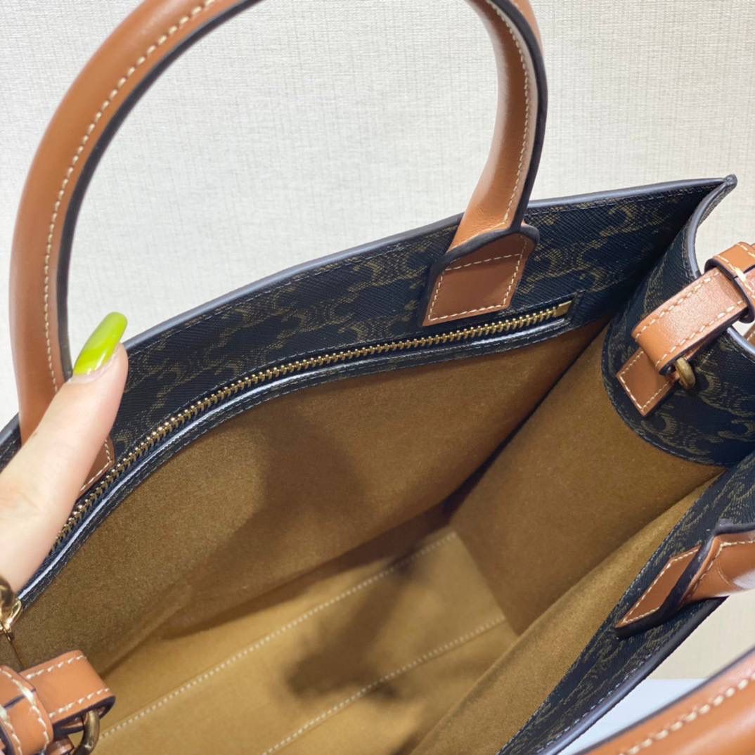 🔥大货实拍图 𝗖𝗘𝗟𝗜𝗡𝗘 ♥ 𝗧𝗥𝗜𝗢𝗠𝗣𝗛𝗘 𝗕𝗨𝗖𝗞𝗘𝗧 𝗖𝗥𝗘𝗖𝗬 金色马衔扣是Crecy系列的标志性元素，以做旧感的原色小牛皮衬托，透出简约而优雅的气质。型号：192072 尺寸：14*21*14cm