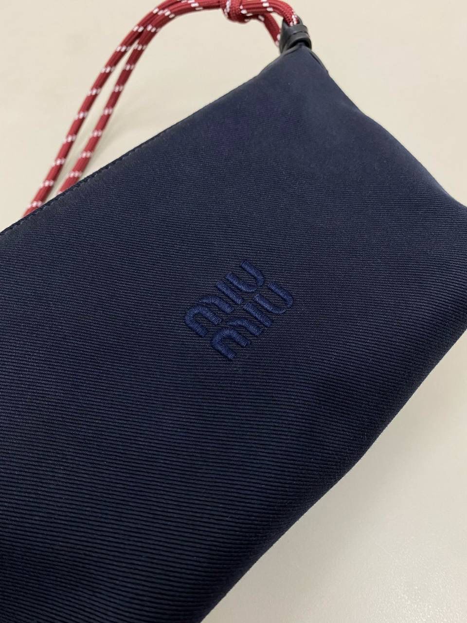 销量王🔥 𝐌𝐢𝐮𝐌𝐢𝐮饭盒包 靛蓝色 啊啊啊，好喜欢这个彩色的碰撞！ 帆布面料搭配撞色小彩绳直接封神了！！ 每个配色，简直就是锦上添花 不敢想象这个夏天背这只有多好看！ 容量就不用说了 很好装 还很耐磨 性价比也特别的高～ 时髦精必入这只好吗 绝对日常出门回头率超高的一只 抓紧冲吖！！！ 18.5×14×10cm #F0006m