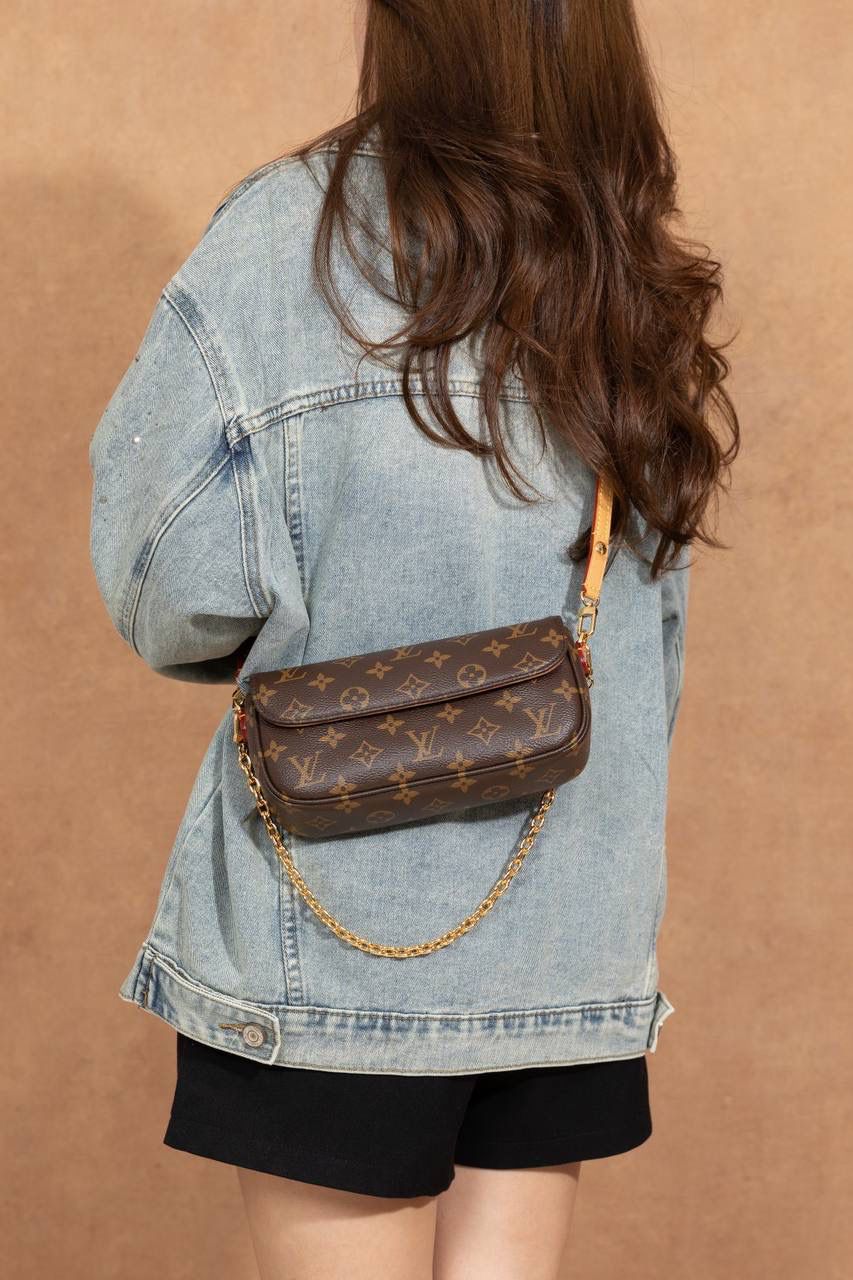 𝐖𝐀𝐋𝐋𝐄𝐓 𝐎𝐍 𝐂𝐇𝐀𝐈𝐍 𝐈𝐕𝐘😍 ▪️【上身图 供参考▪️】背上这款包包，瞬间化身精致的时髦精。它的设计造型时尚百搭，随意搭配都是颜值天花板🥹💕 双链条设计可单肩可斜挎✅ Size：23.5 × 12 × 4.3 cm 人气法宝系列💕 Ivy WOC 属于精致又时髦的小包款，整体设计真的可以说是 yyds❤️‍🔥❤️‍🔥 采用双链条设计，可单肩背 / 斜挎，多种精致又时尚的元素组合在一起，春夏秋冬四季都非常好搭🤩