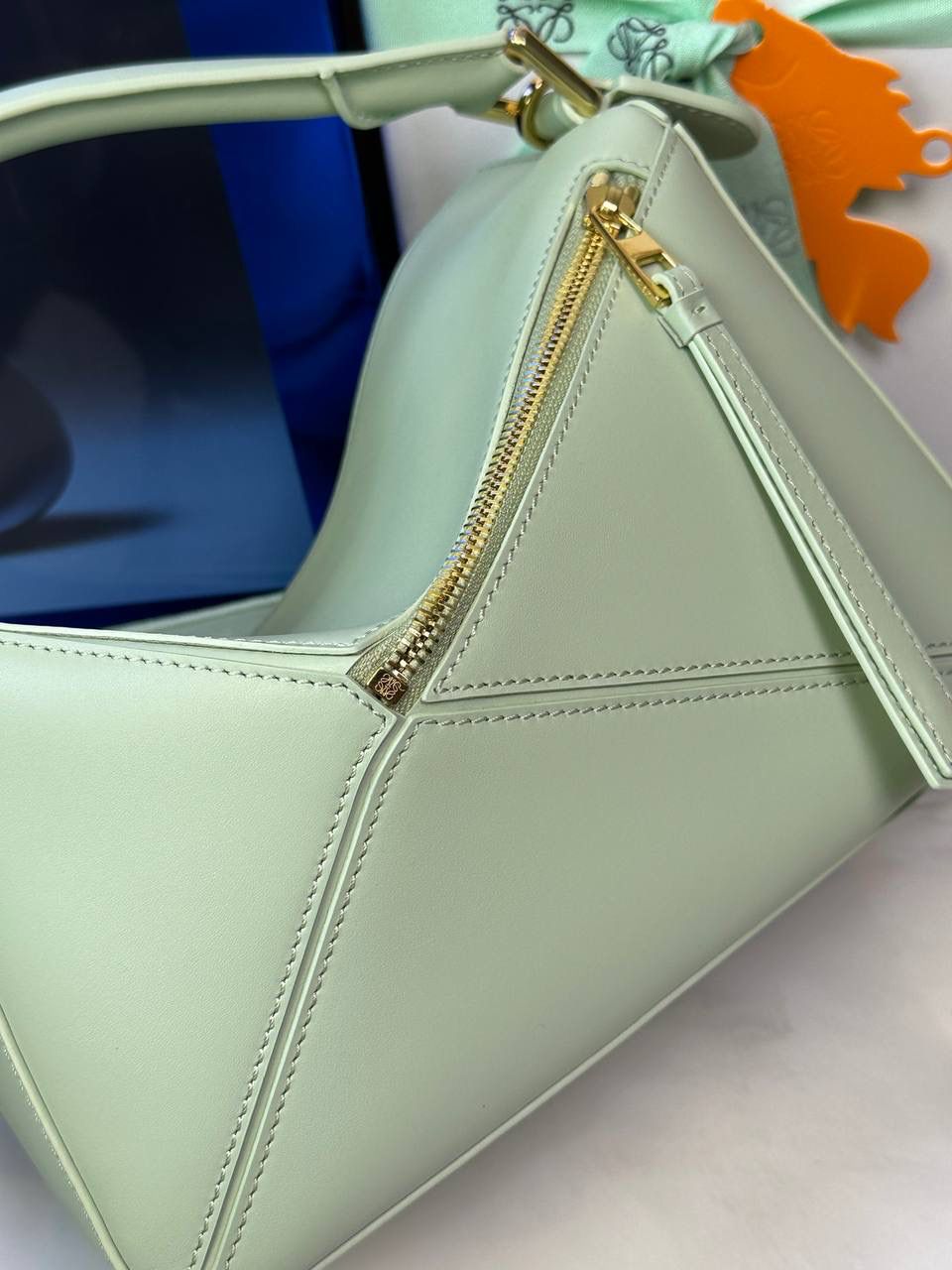 🅰️小号 𝗣𝘂𝘇𝘇𝗹𝗲最新版本❤️ ——（缎面/织带款） ✅经典拼图系列，不规则立体几何设计，最具辨识度的立体廓形和几何美学，顶级进口小牛皮搭配德国沙菲线，独家定制五金，𝗬𝗞𝗞拉链拉头 ✅容量超大，颜值高，四季百搭，新款自带可拆卸𝗟𝗢𝗘𝗪𝗘织带宽肩带‼️ 尺寸：𝟐𝟒-𝟏𝟎.𝟓-𝟏𝟔.𝟓𝐜𝐦 款号：061609织带款春玉色