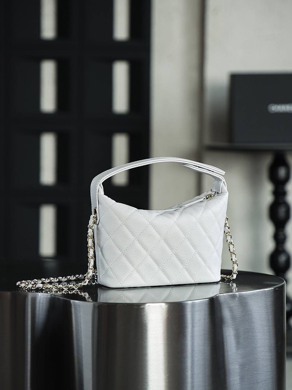 25C飯盒包鑒定版👜 一包一碼 支持全球鑒定查驗身份證原廠專G Haas皮料過關清單資料可査詢 手提飯盒包是這季25C的早春爆款 很實用日常的一隻包 爆款是有原因滴 因為好看又能裝 少見的鏈條居然還能拆卸，還可以肩背或者手拿。 五金：厚镀14k五金 皮料：Hass中球小牛皮 尺寸：21.5*19*6cm