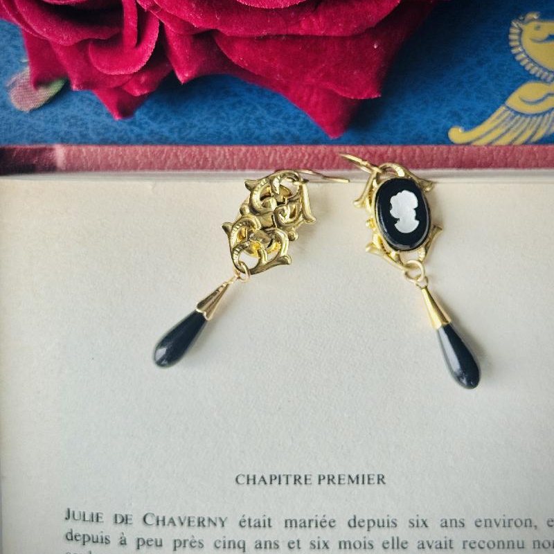 Vintage Recomposed Czechoslovakian Black Glass Cameo Hook Dangle Earrings (MT2279)