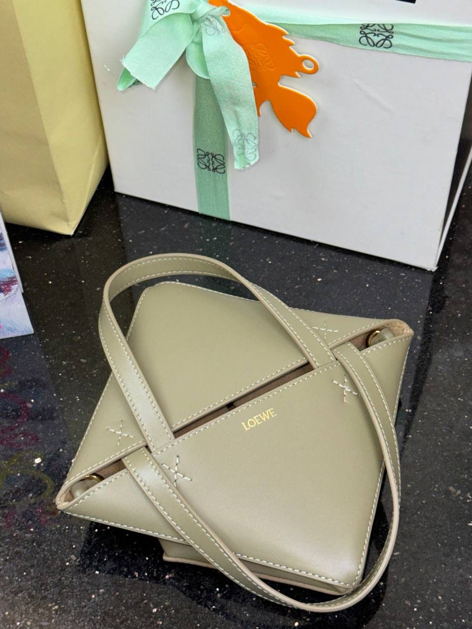 *𝐏𝐮𝐳𝐳𝐥𝐞 𝐅𝐨𝐥𝐝折叠手袋👜* ——全新【𝗡𝗘𝗪】升级‼️ 延续经典𝙋𝙪𝙯𝙯𝙡𝙚的标志性几何裁剪设计，新晋顶流🅰️𝙋𝙪𝙯𝙯𝙡𝙚 𝙁𝙤𝙡𝙚 𝙏𝙤𝙩𝙚以折纸包为灵感，升级成🉑完全折叠‼️的结构，立体与平面任意切换，出差旅行🧳必备单品。小牛皮材质轻且柔软，𝐌𝐢𝐧𝐢尺寸搭配一条可拆卸式肩带，手提，肩背，斜挎多样化背法✨ 尺寸：𝟏𝟔.𝟓-𝟗.𝟓-𝟐𝟎cm 款号：052322