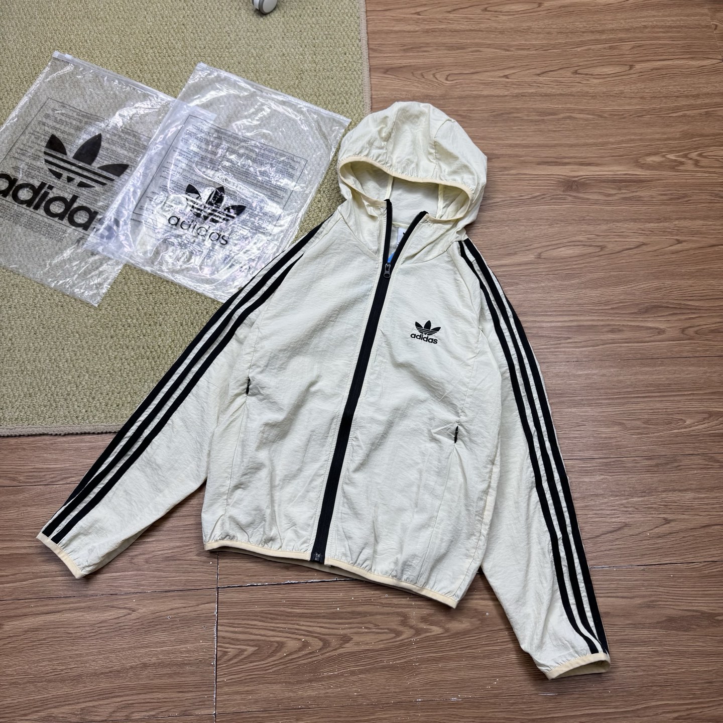 $188件。Adidas 三葉草 三色連帽防曬外套（韓系套裝感）